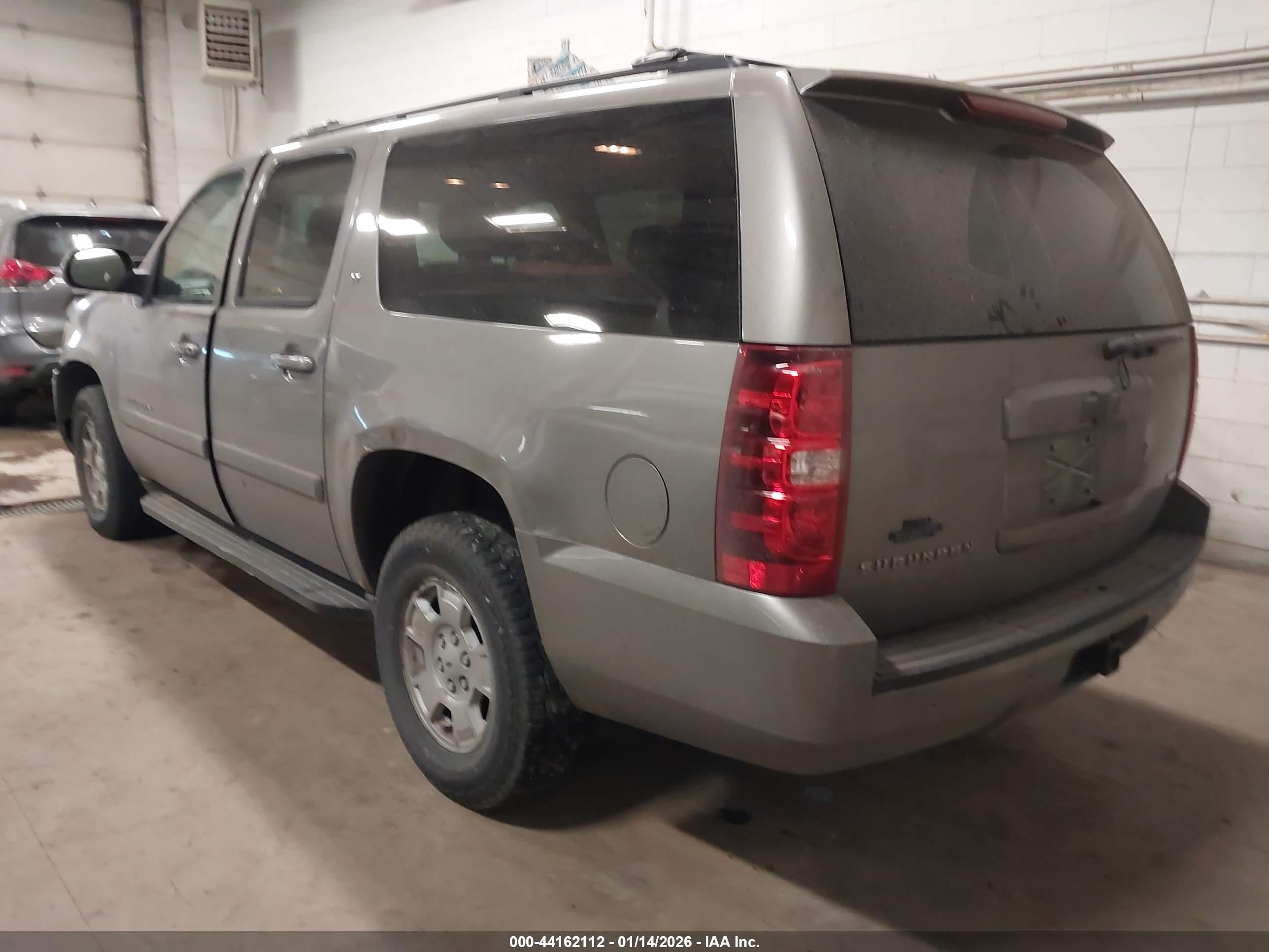 CHEVROLET SUBURBAN image 3