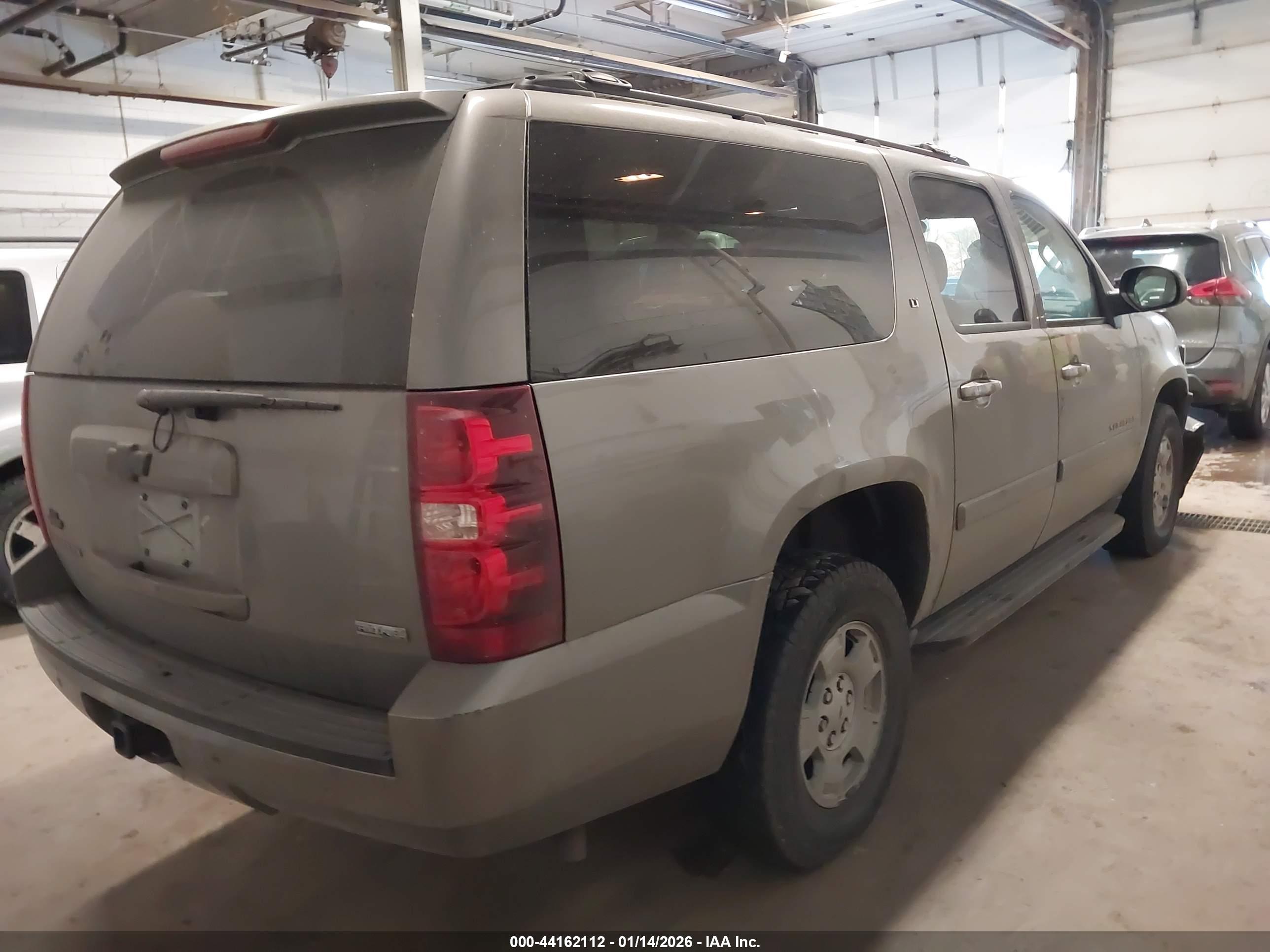 CHEVROLET SUBURBAN image 4