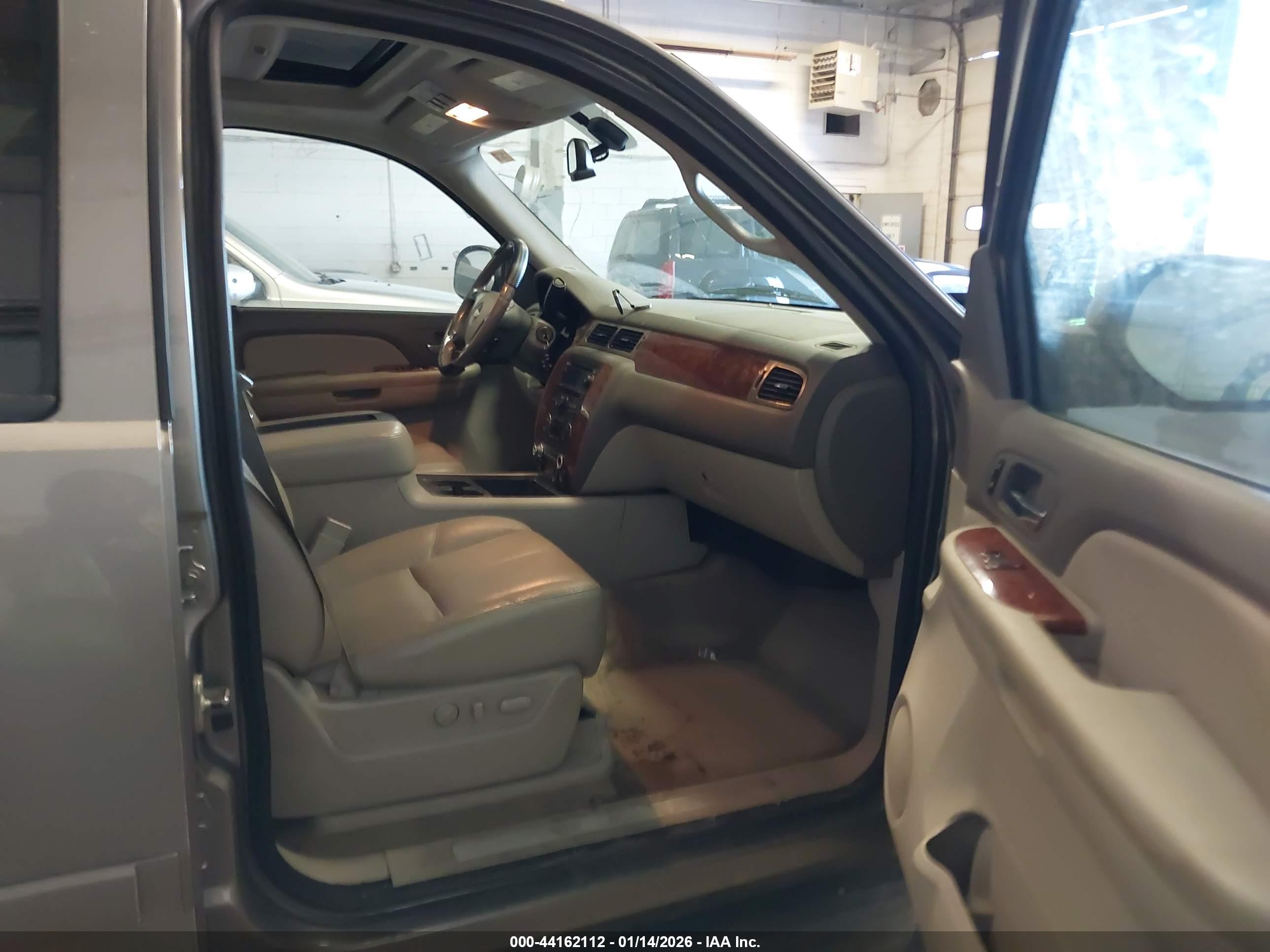 CHEVROLET SUBURBAN image 5