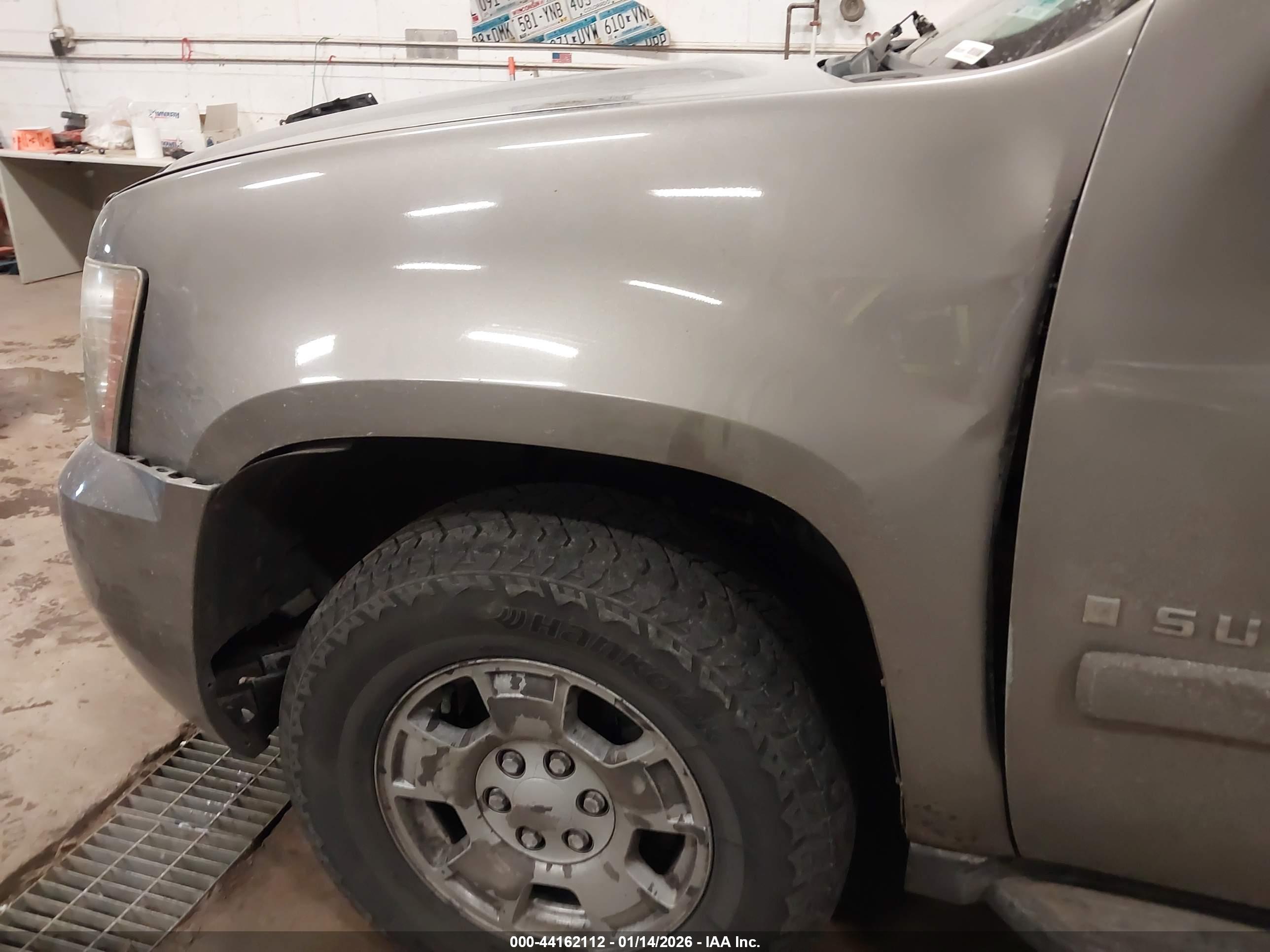 CHEVROLET SUBURBAN image 6