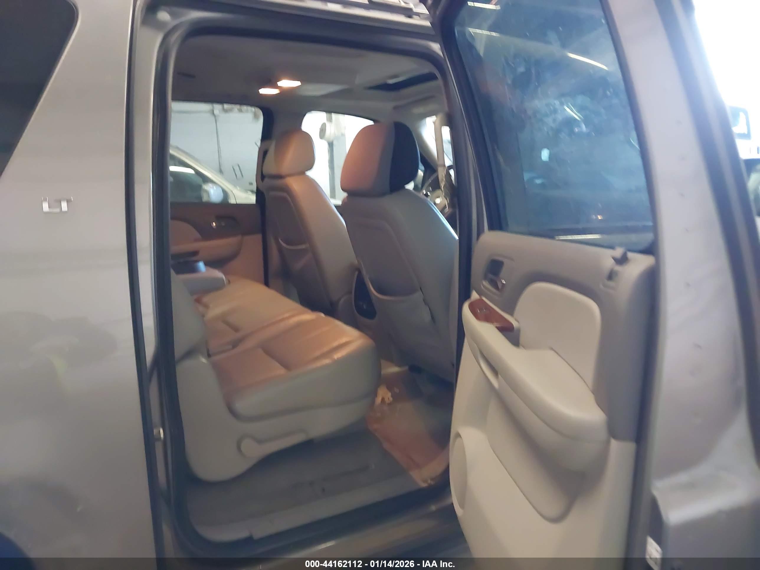 CHEVROLET SUBURBAN image 8