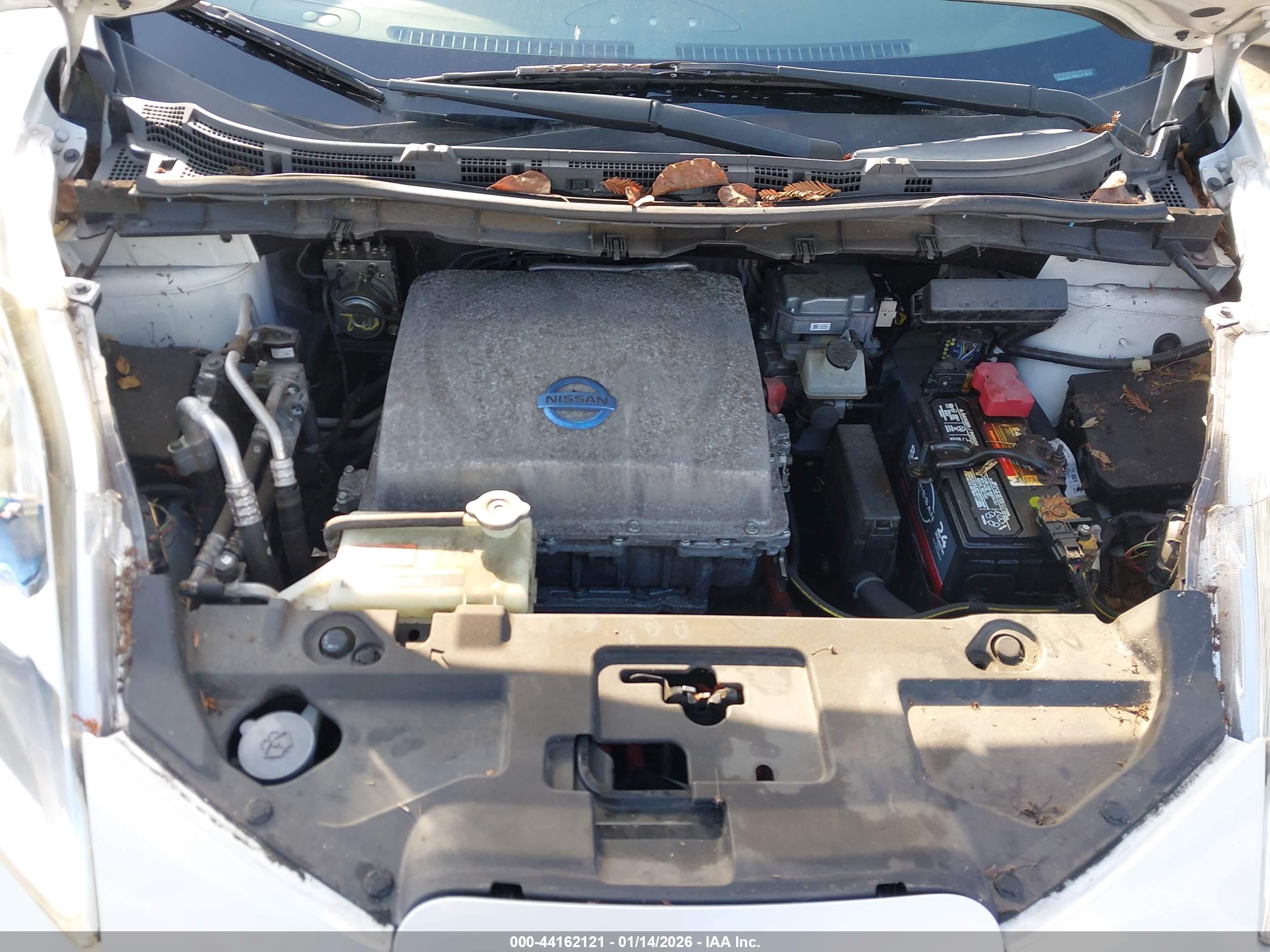 NISSAN LEAF image 10