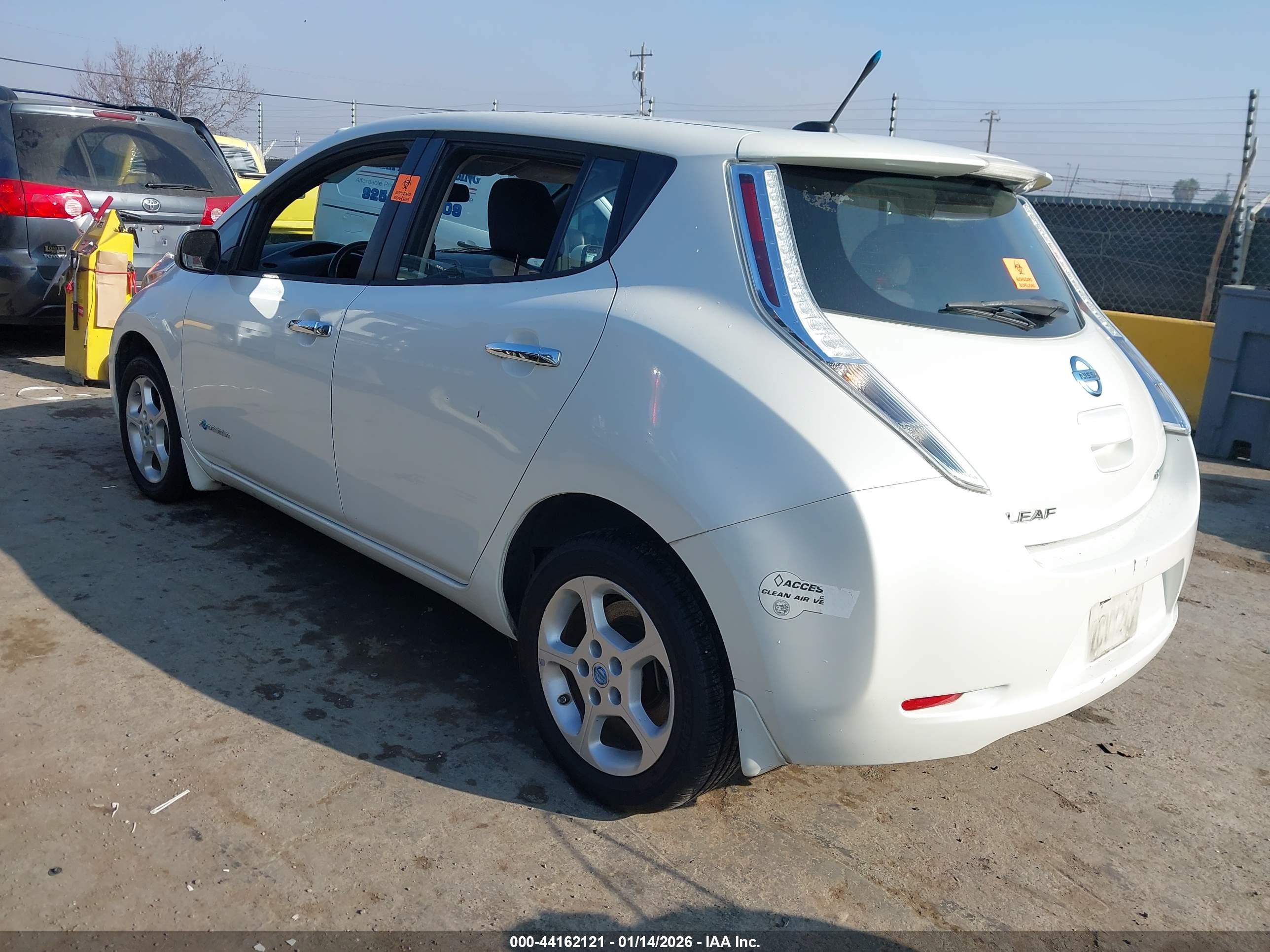 NISSAN LEAF image 3