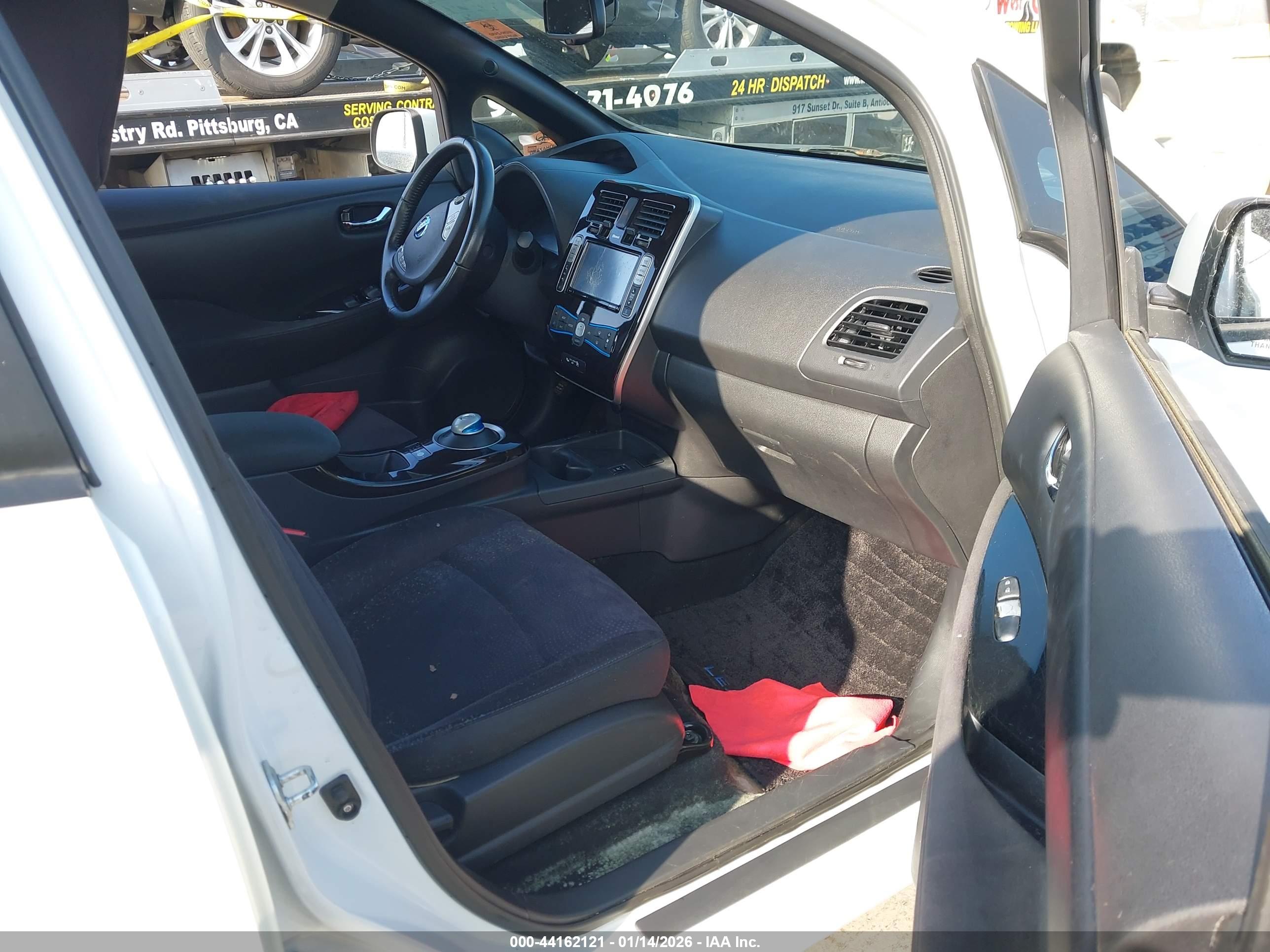 NISSAN LEAF image 5
