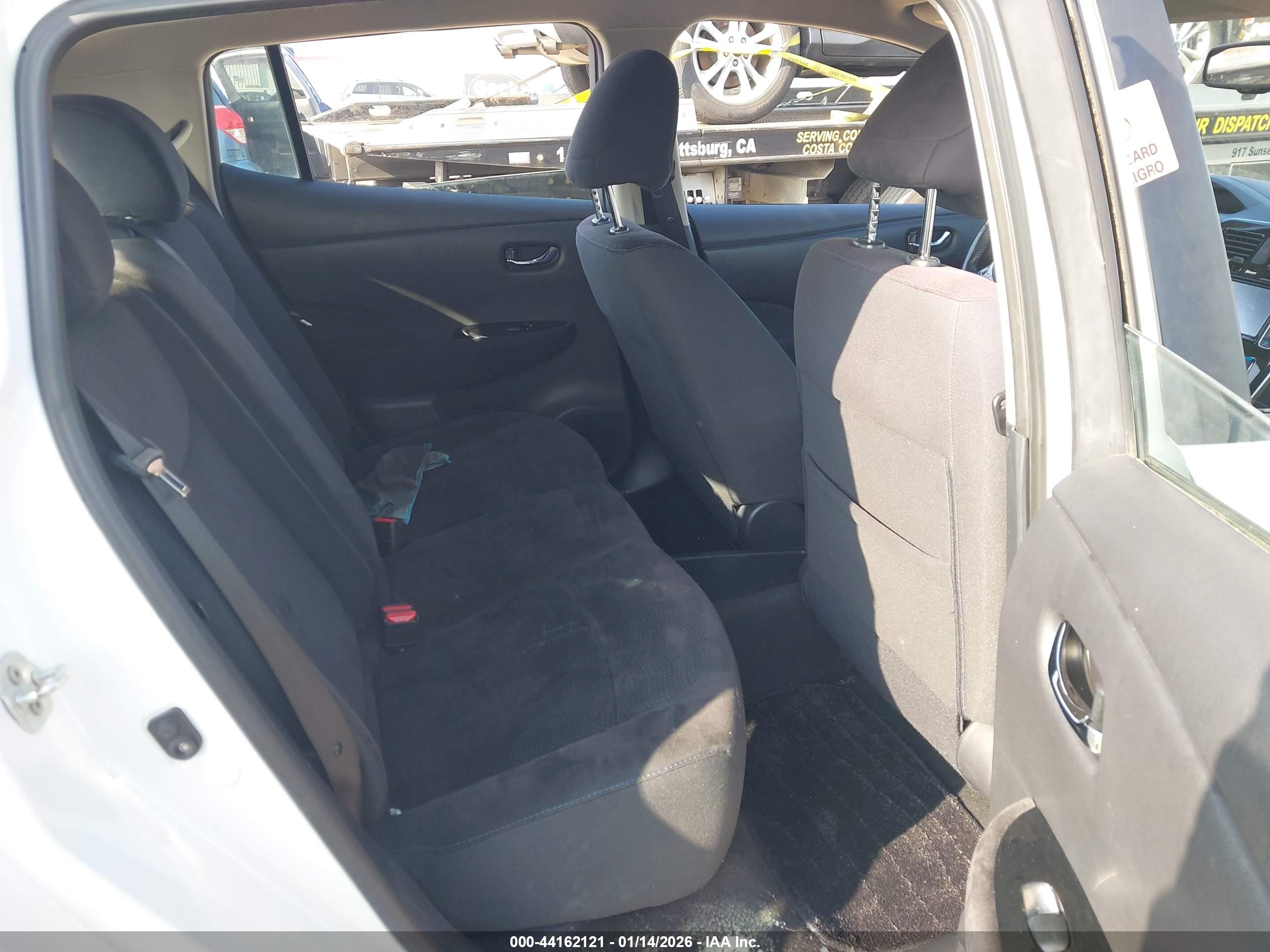 NISSAN LEAF image 8