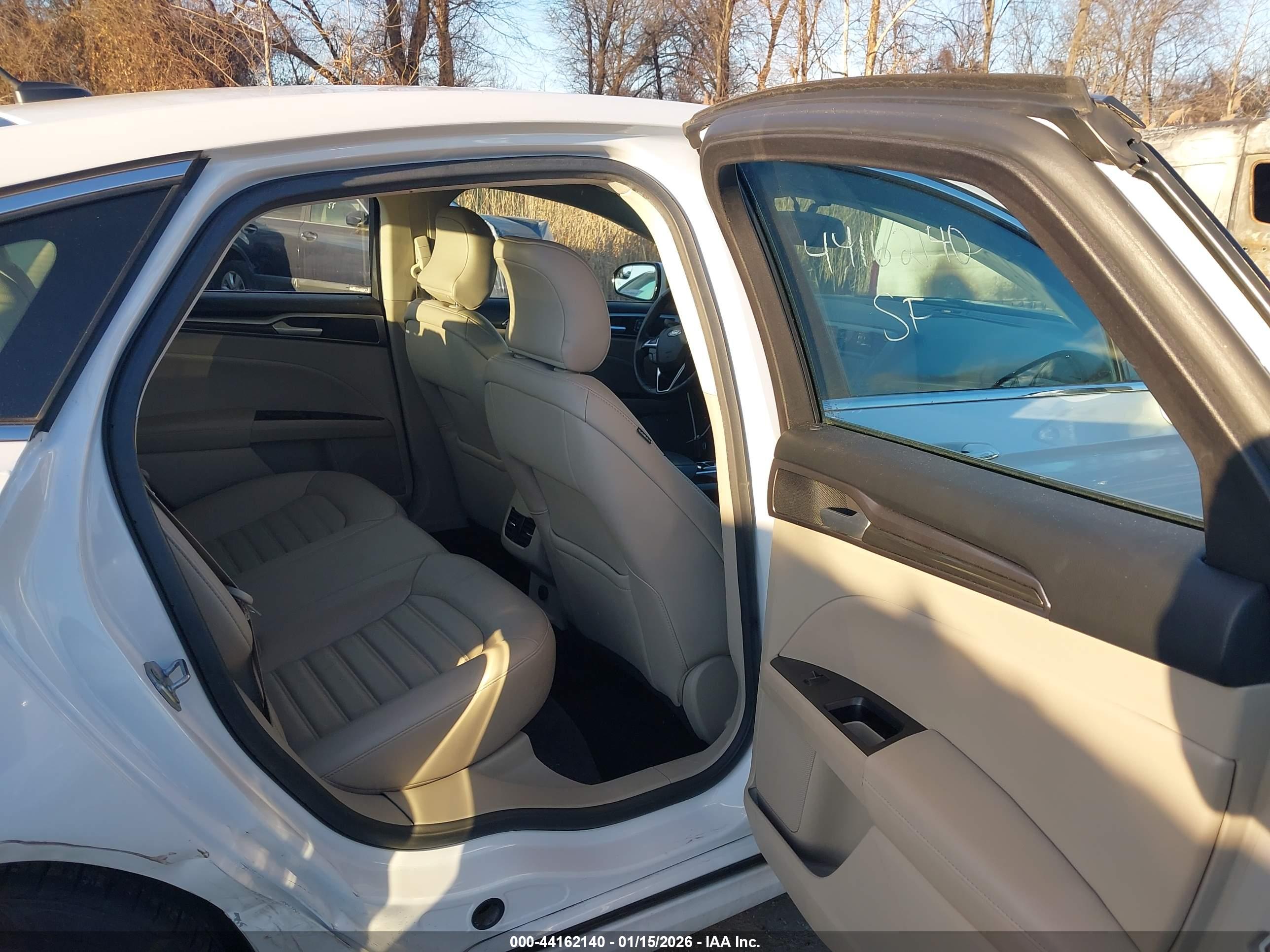 FORD FUSION image 8