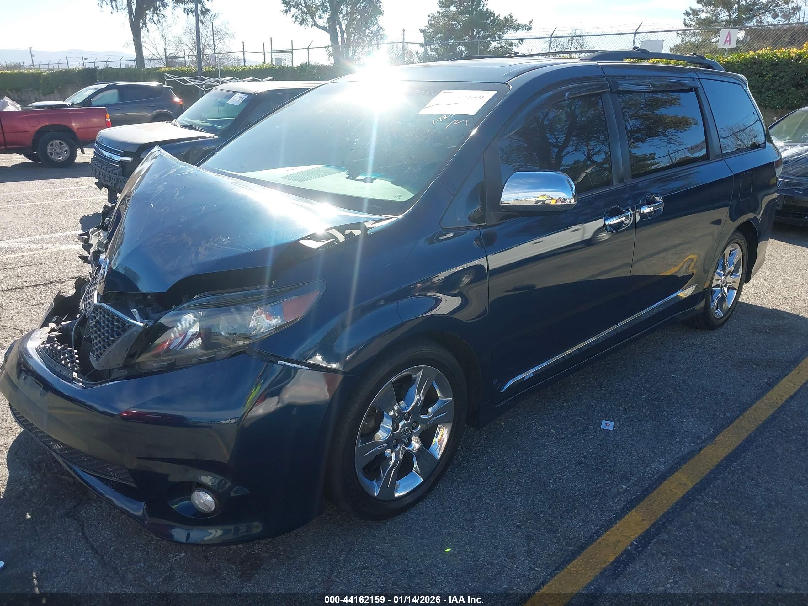 TOYOTA SIENNA image 2