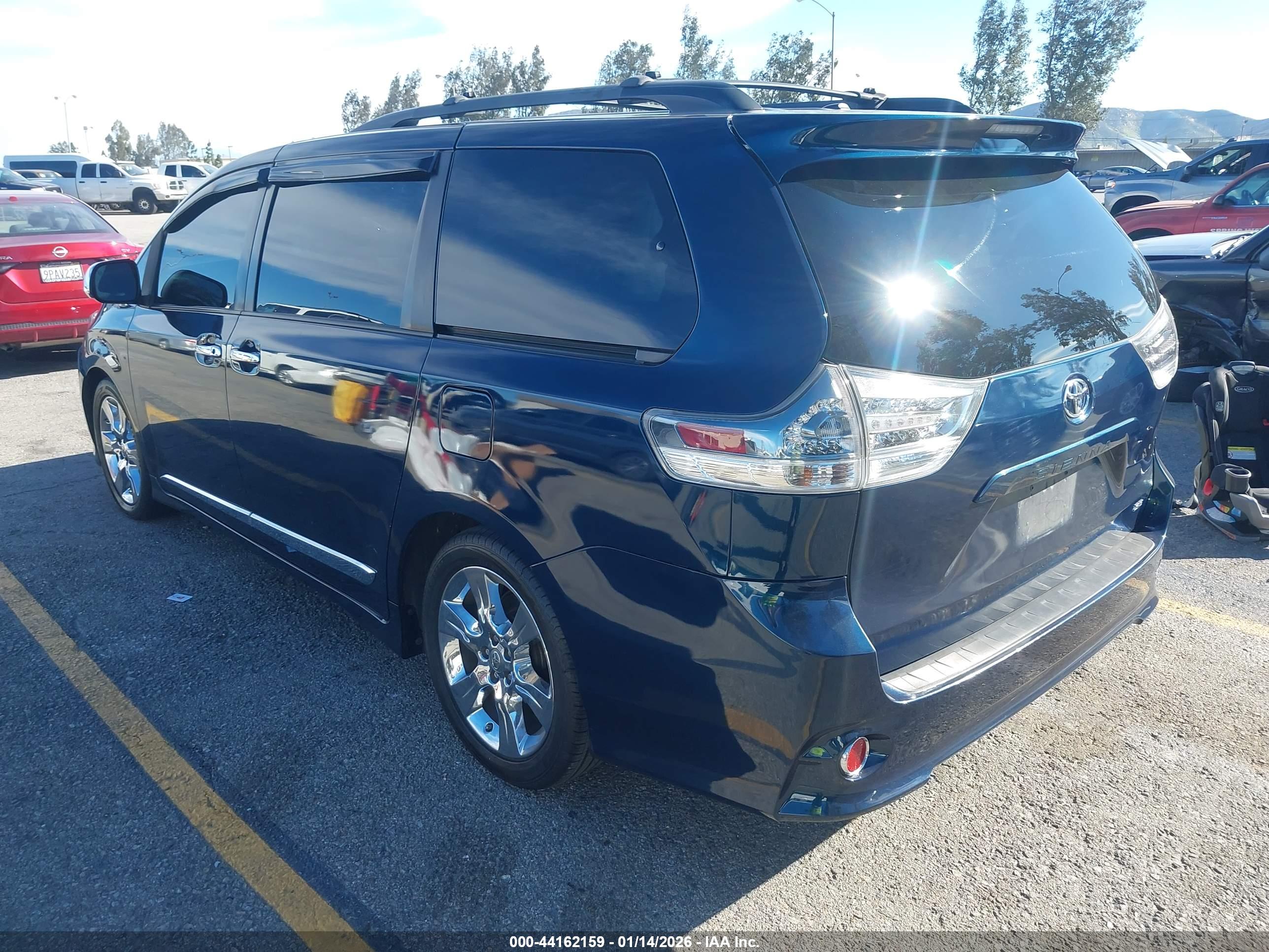 TOYOTA SIENNA image 3