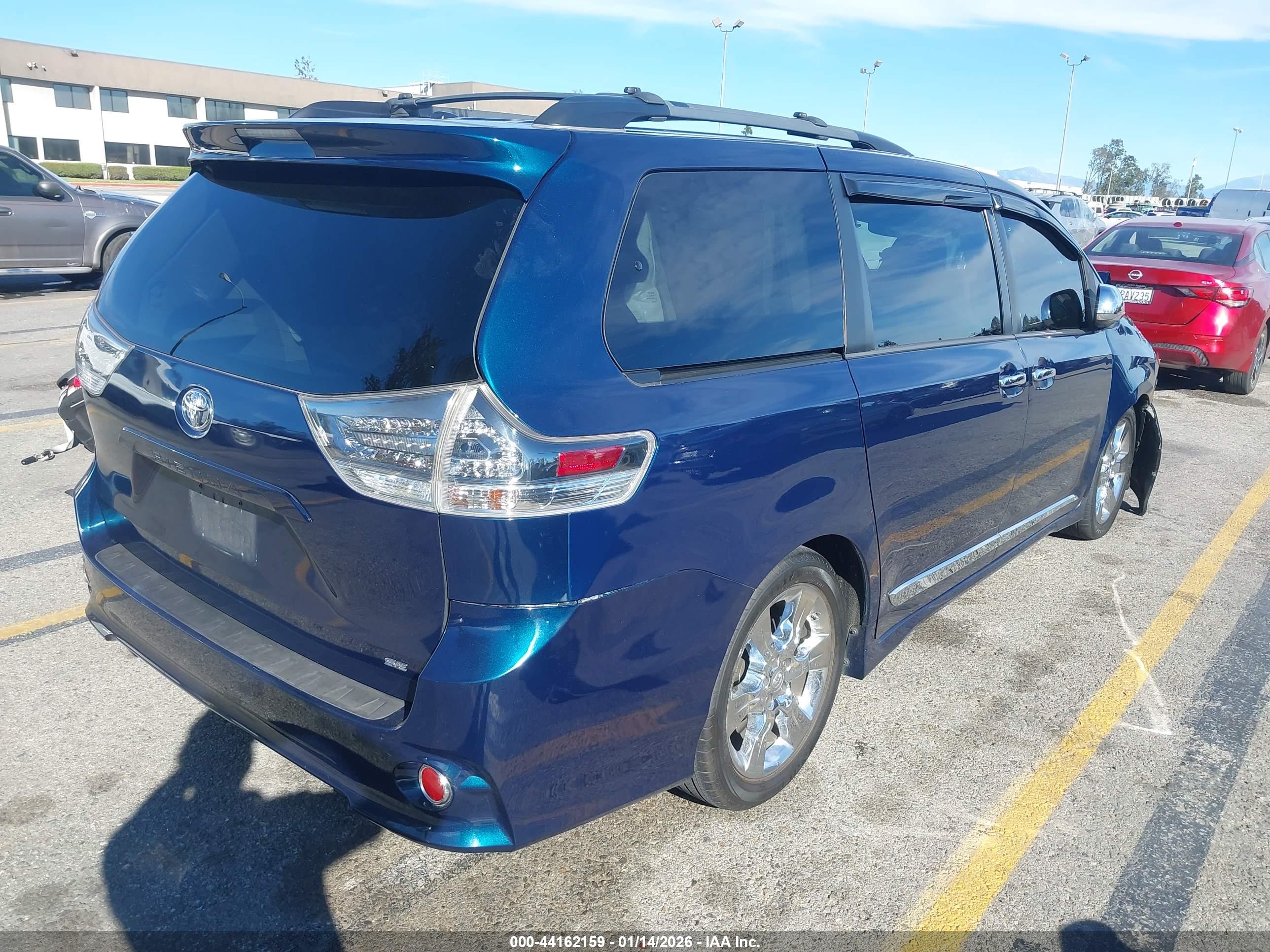 TOYOTA SIENNA image 4