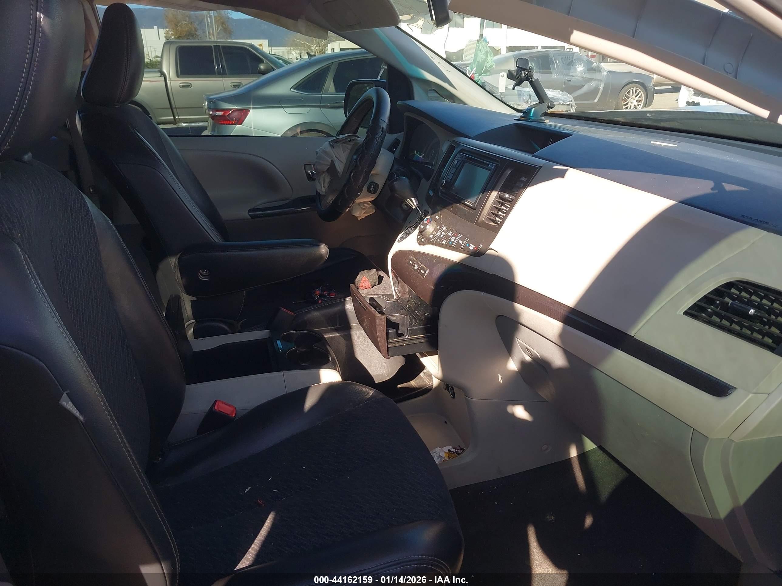 TOYOTA SIENNA image 5