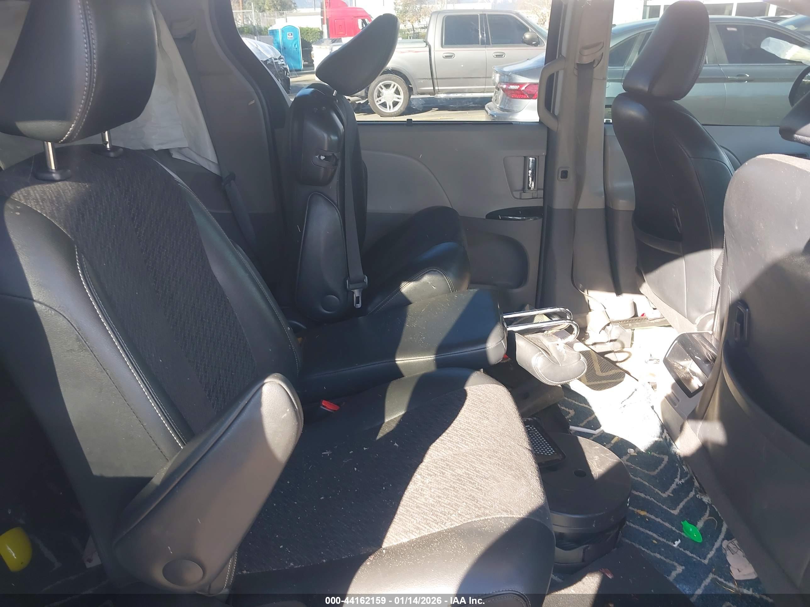 TOYOTA SIENNA image 8
