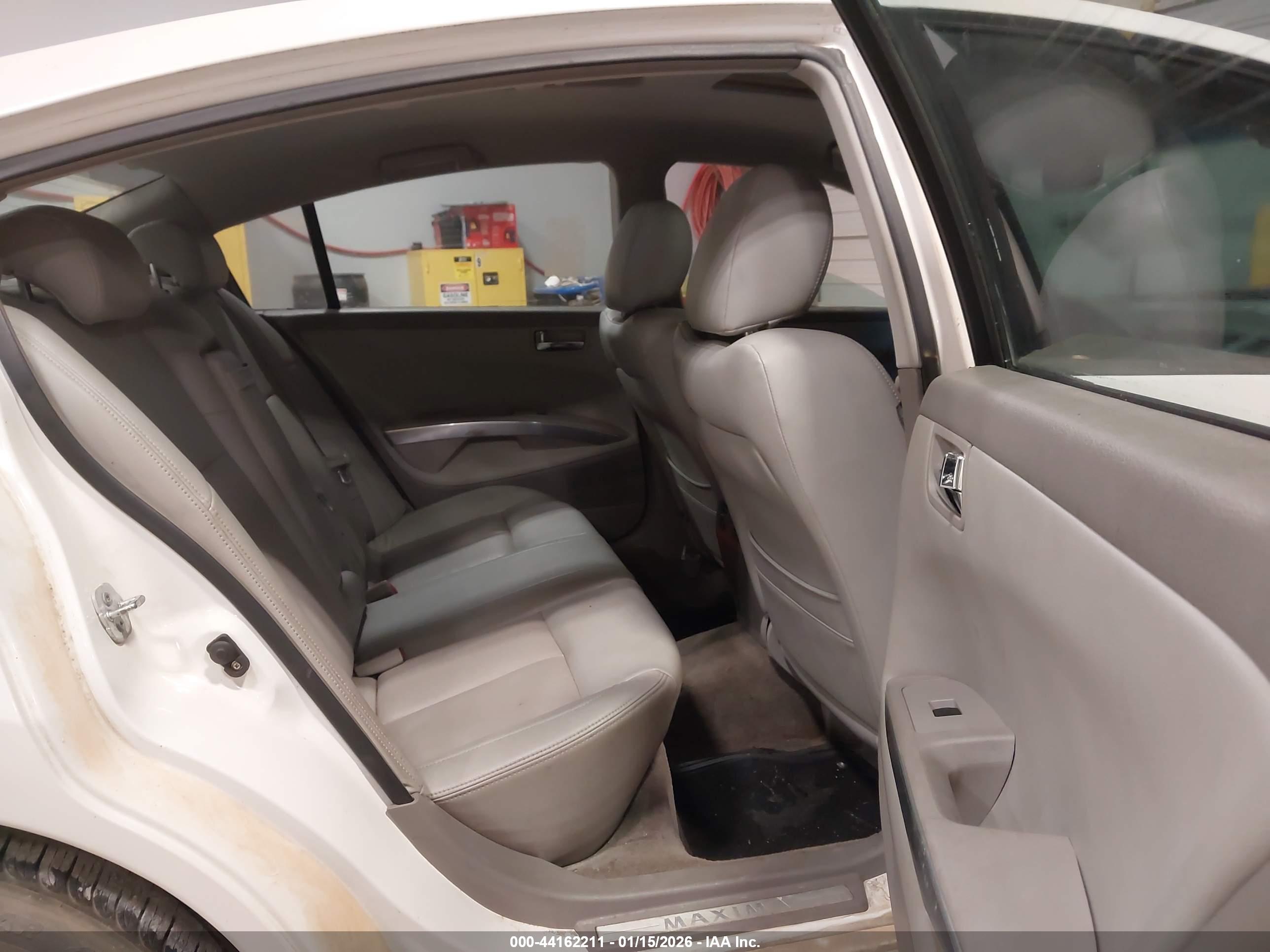 NISSAN MAXIMA image 8