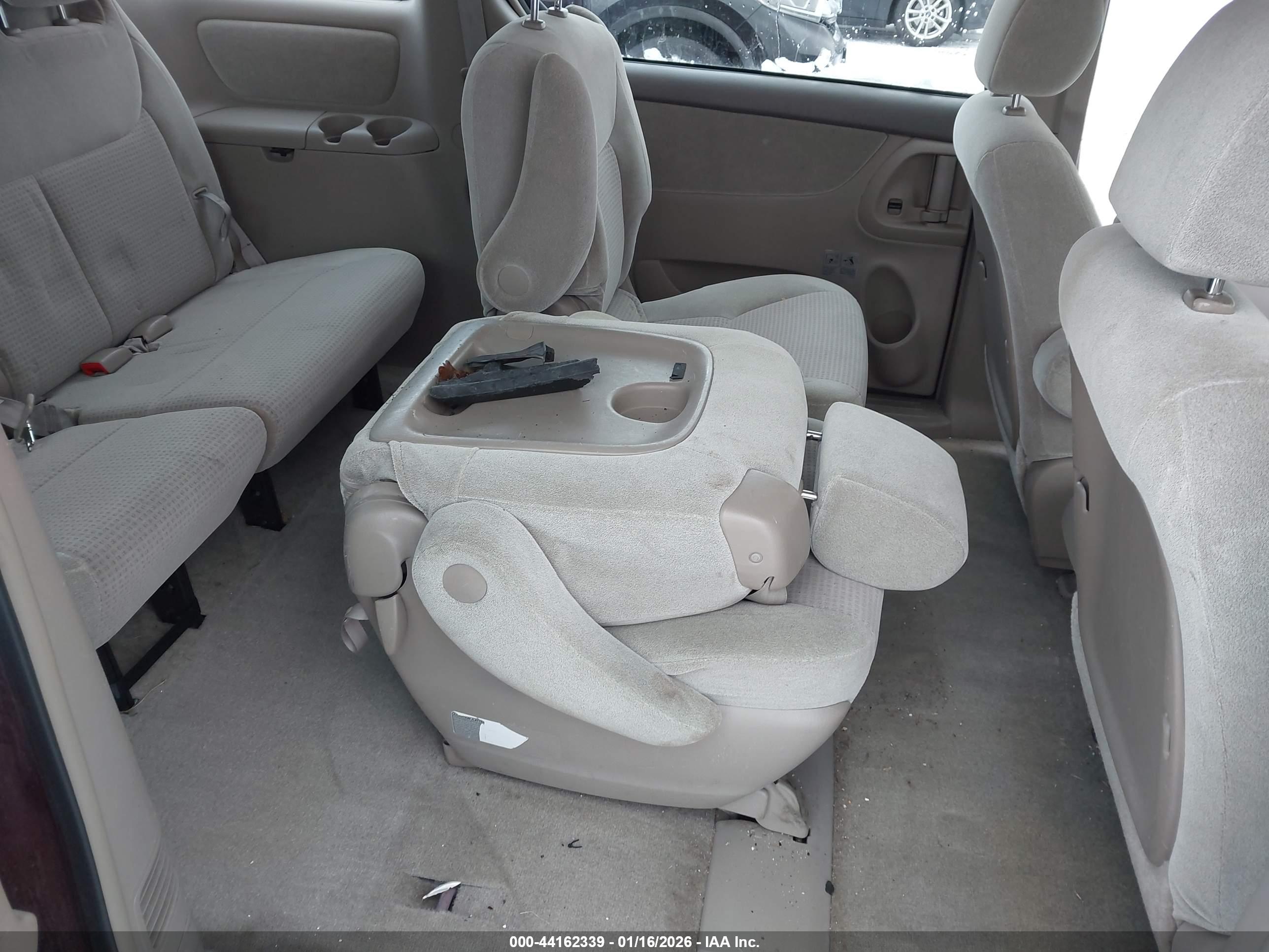 TOYOTA SIENNA image 8