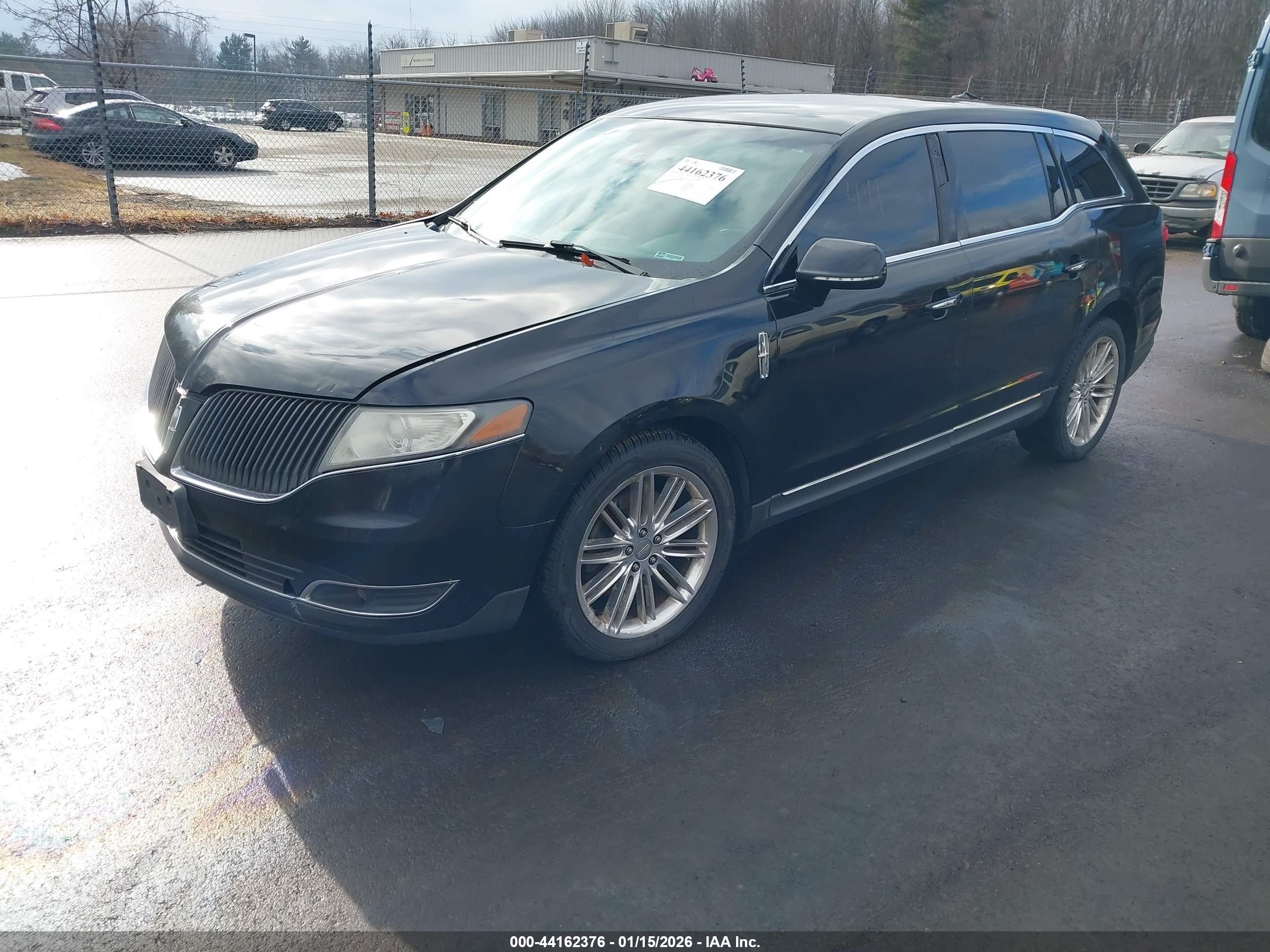 LINCOLN MKT image 2