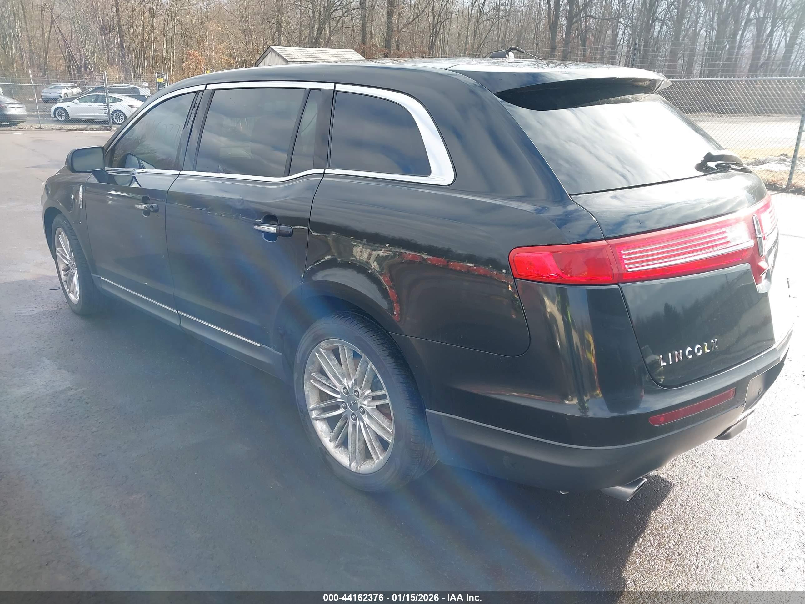 LINCOLN MKT image 3
