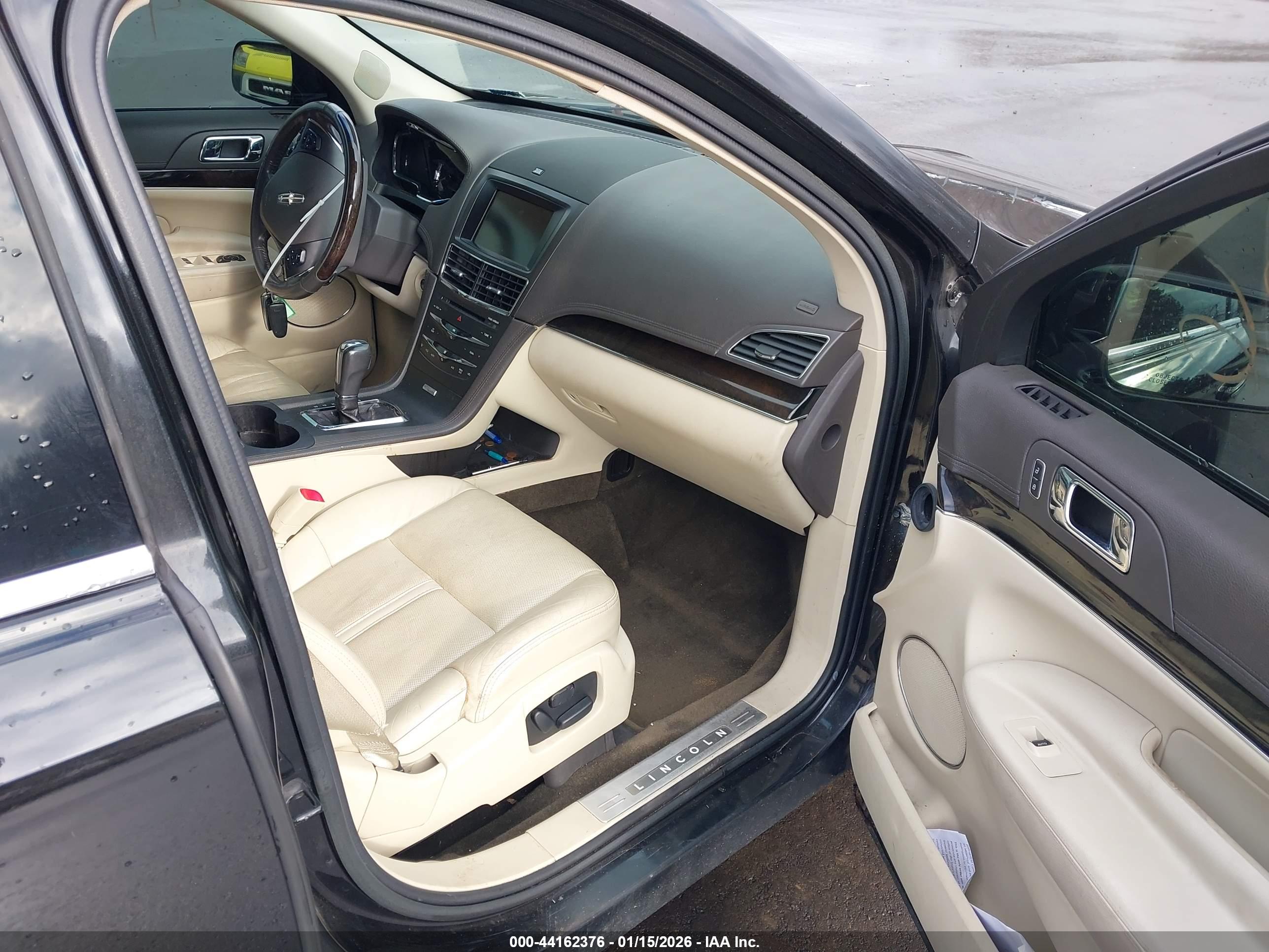 LINCOLN MKT image 5