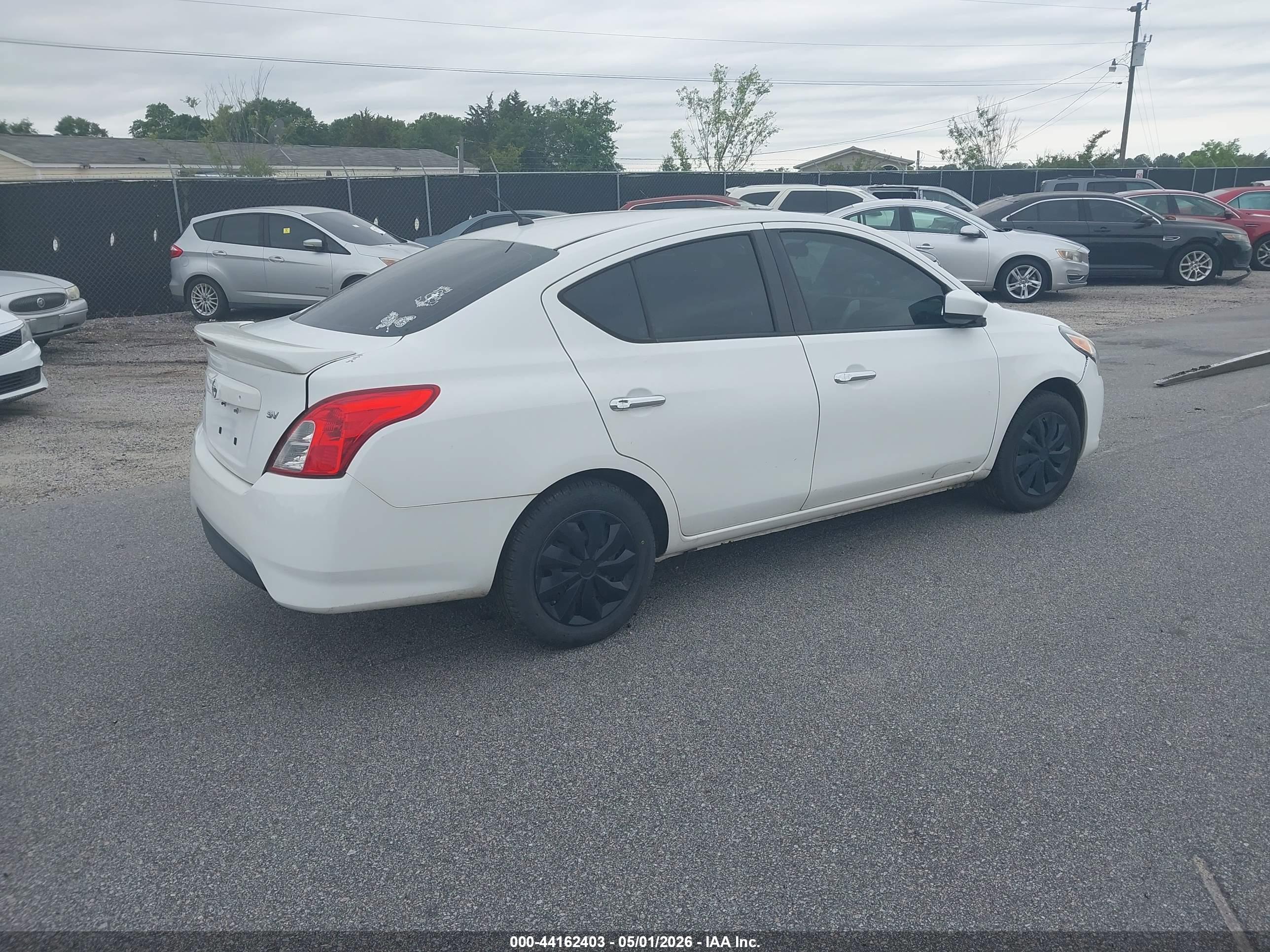 NISSAN VERSA image 4