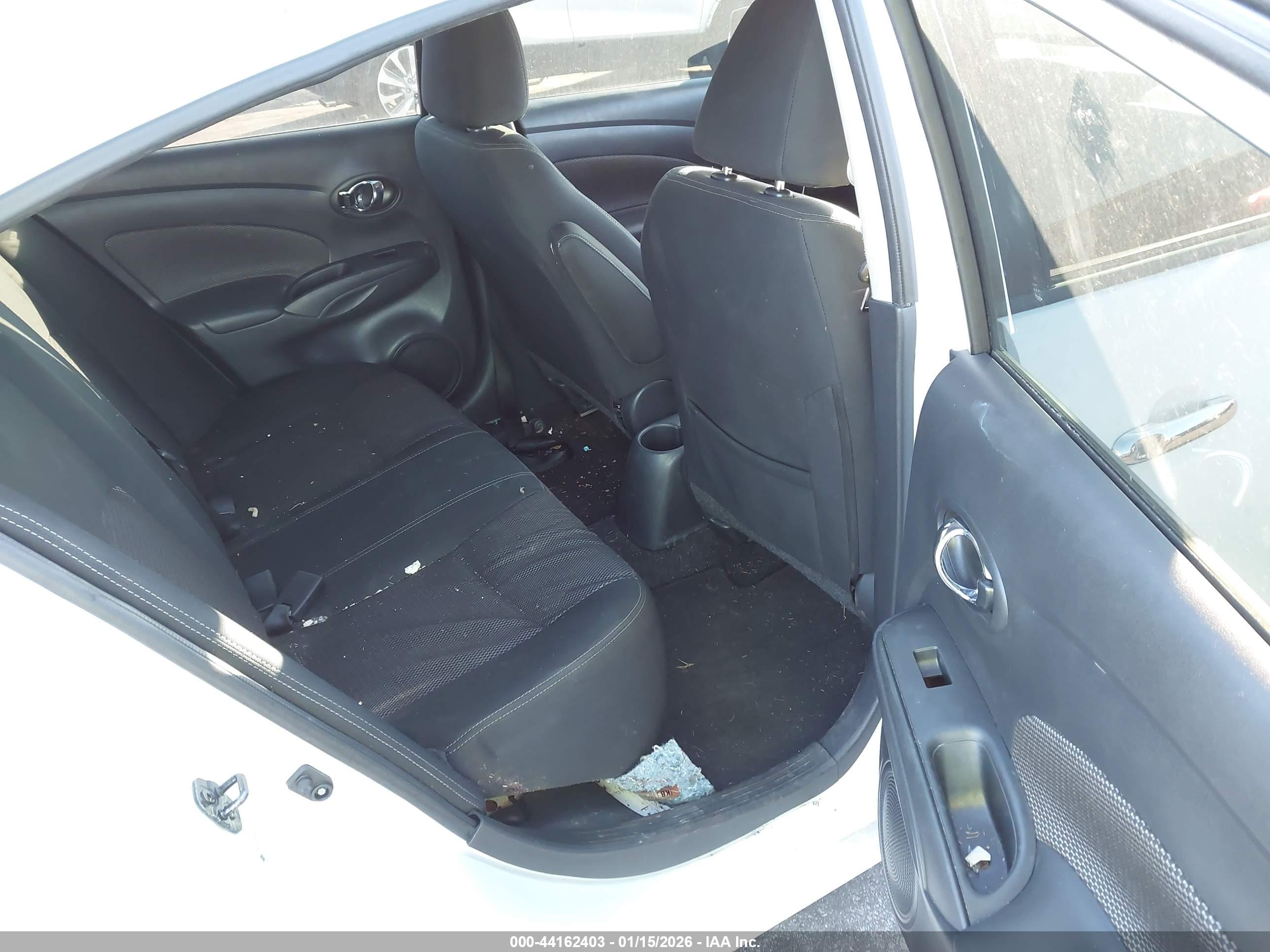 NISSAN VERSA image 8