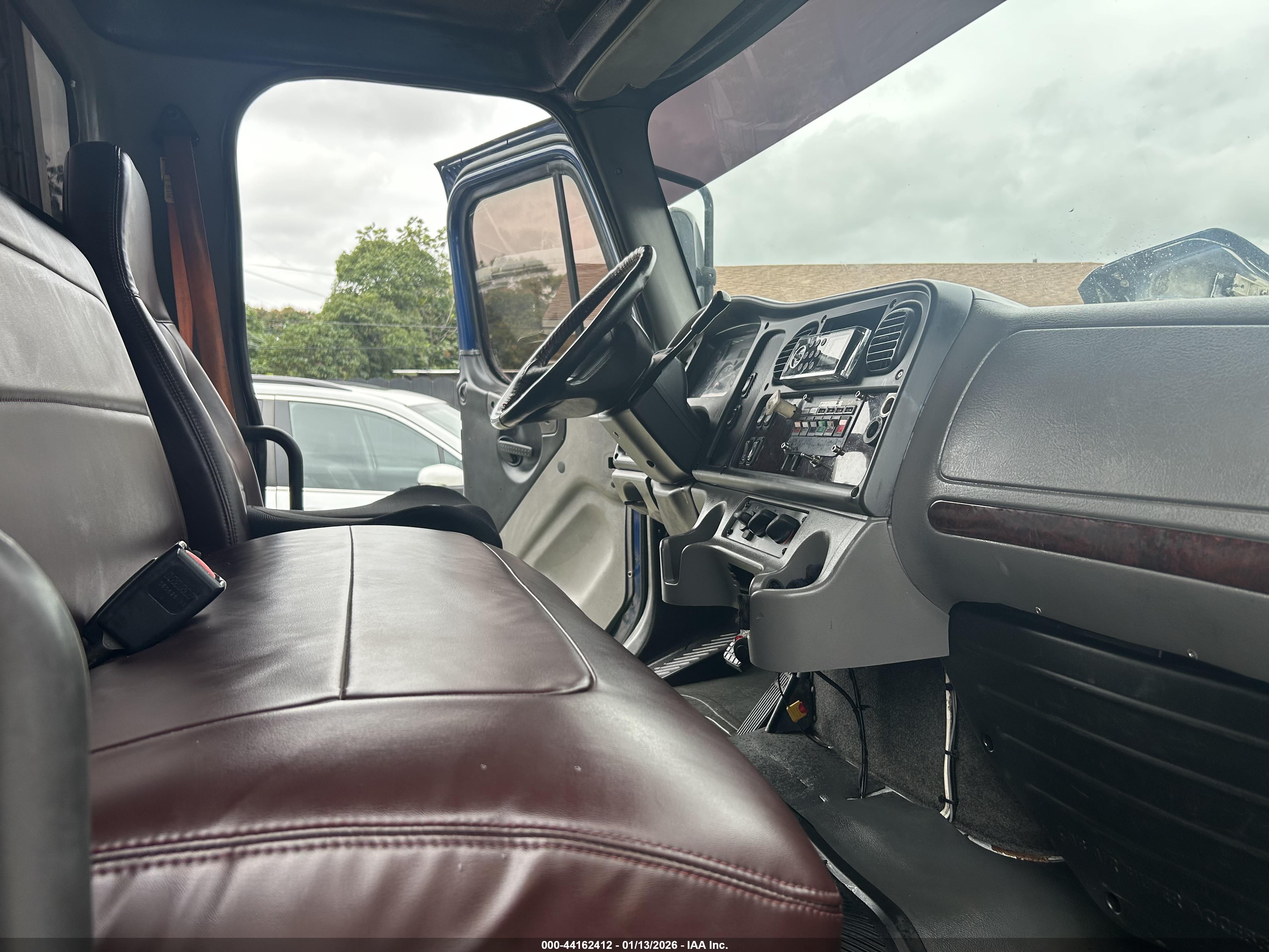FREIGHTLINER M2 image 7