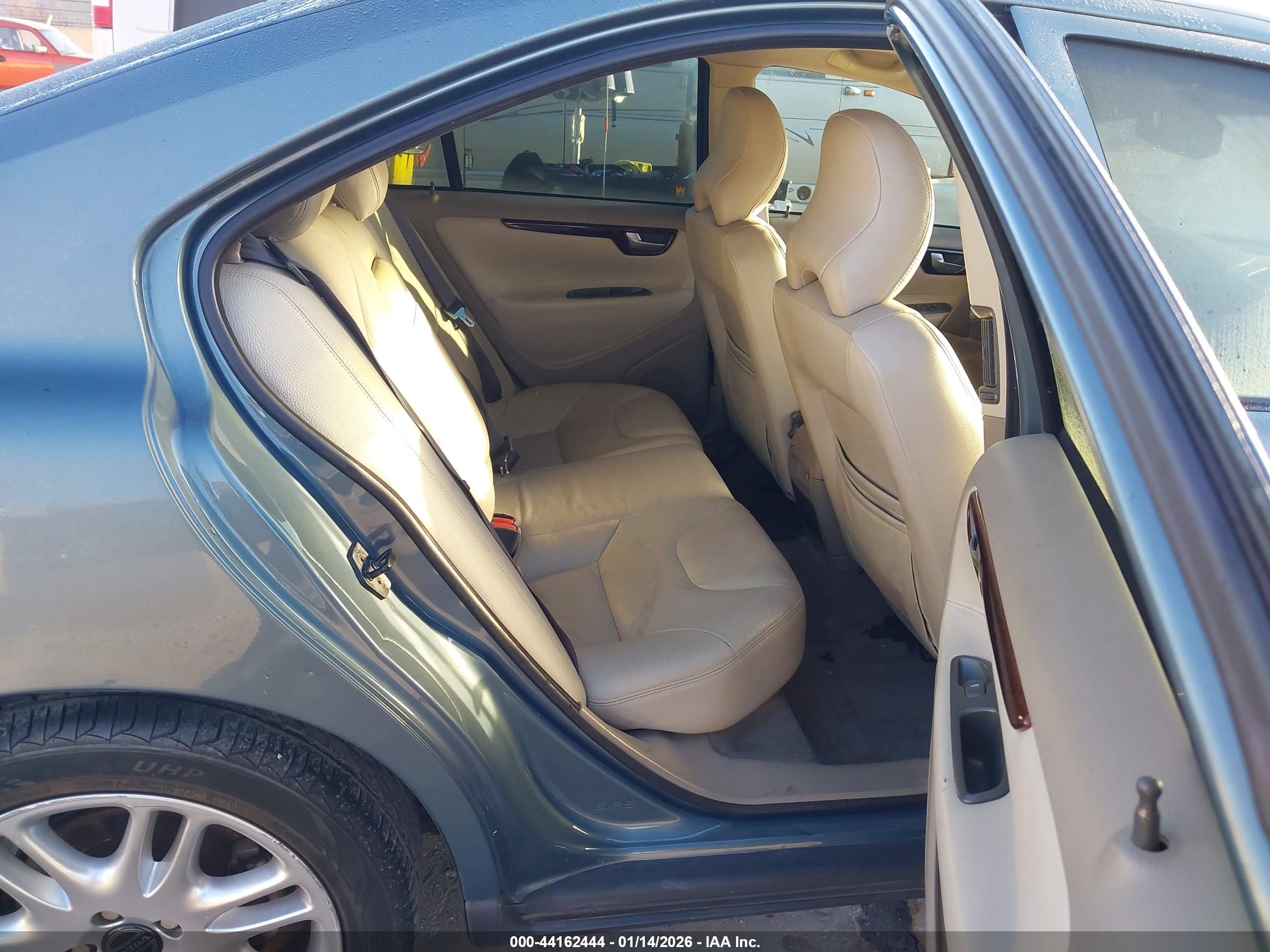 VOLVO S60 image 8