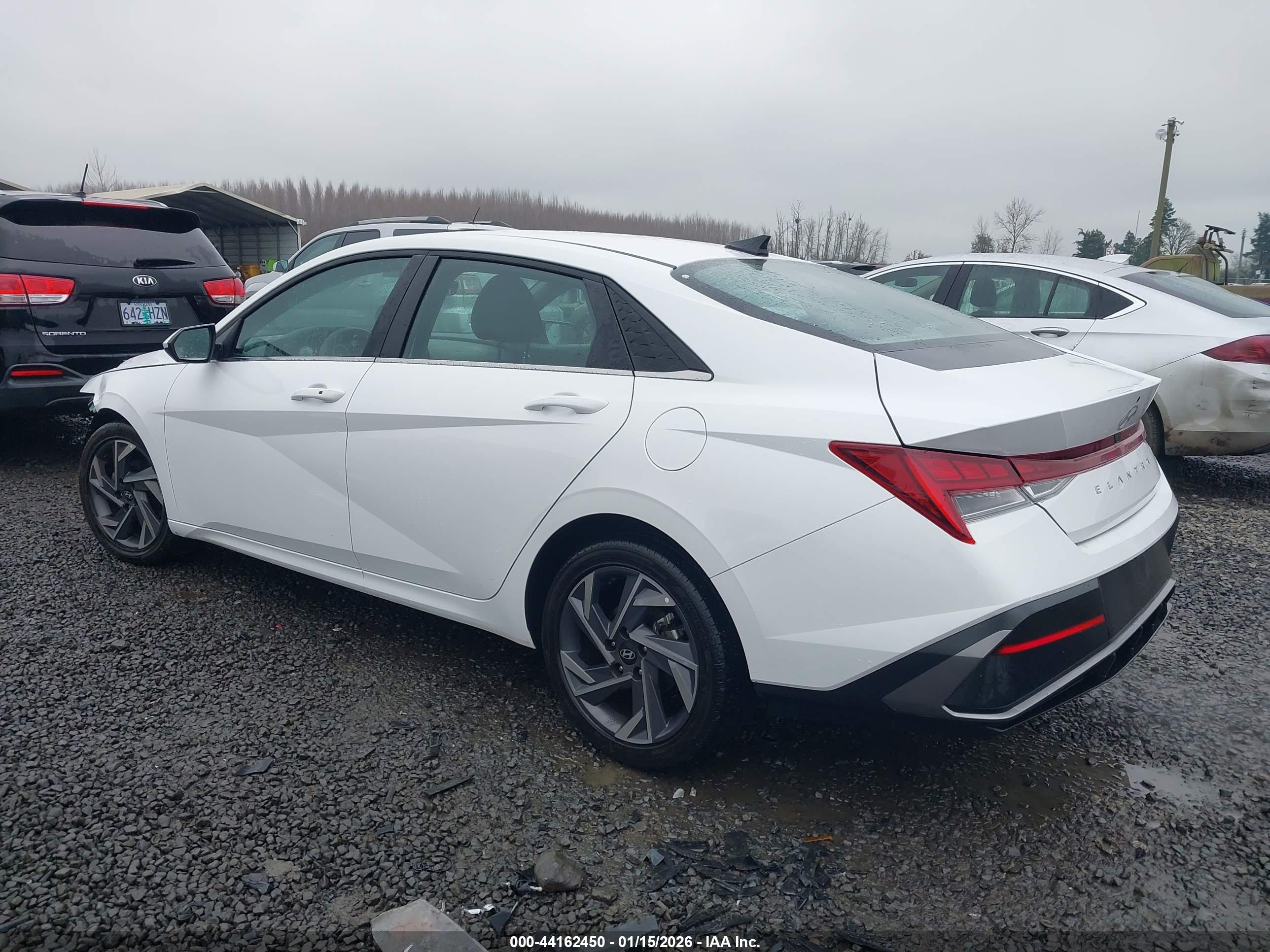 HYUNDAI ELANTRA image 3