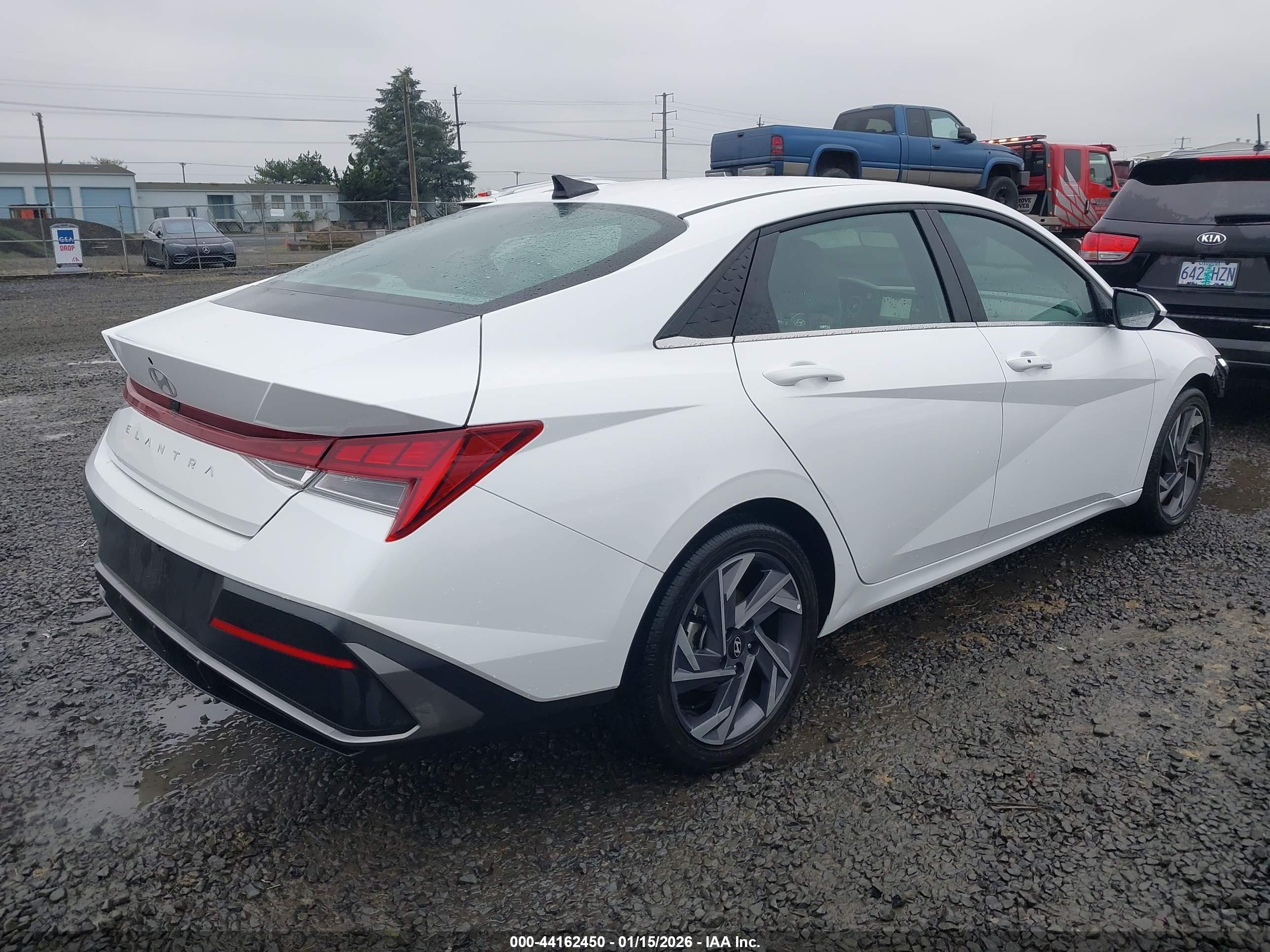 HYUNDAI ELANTRA image 4