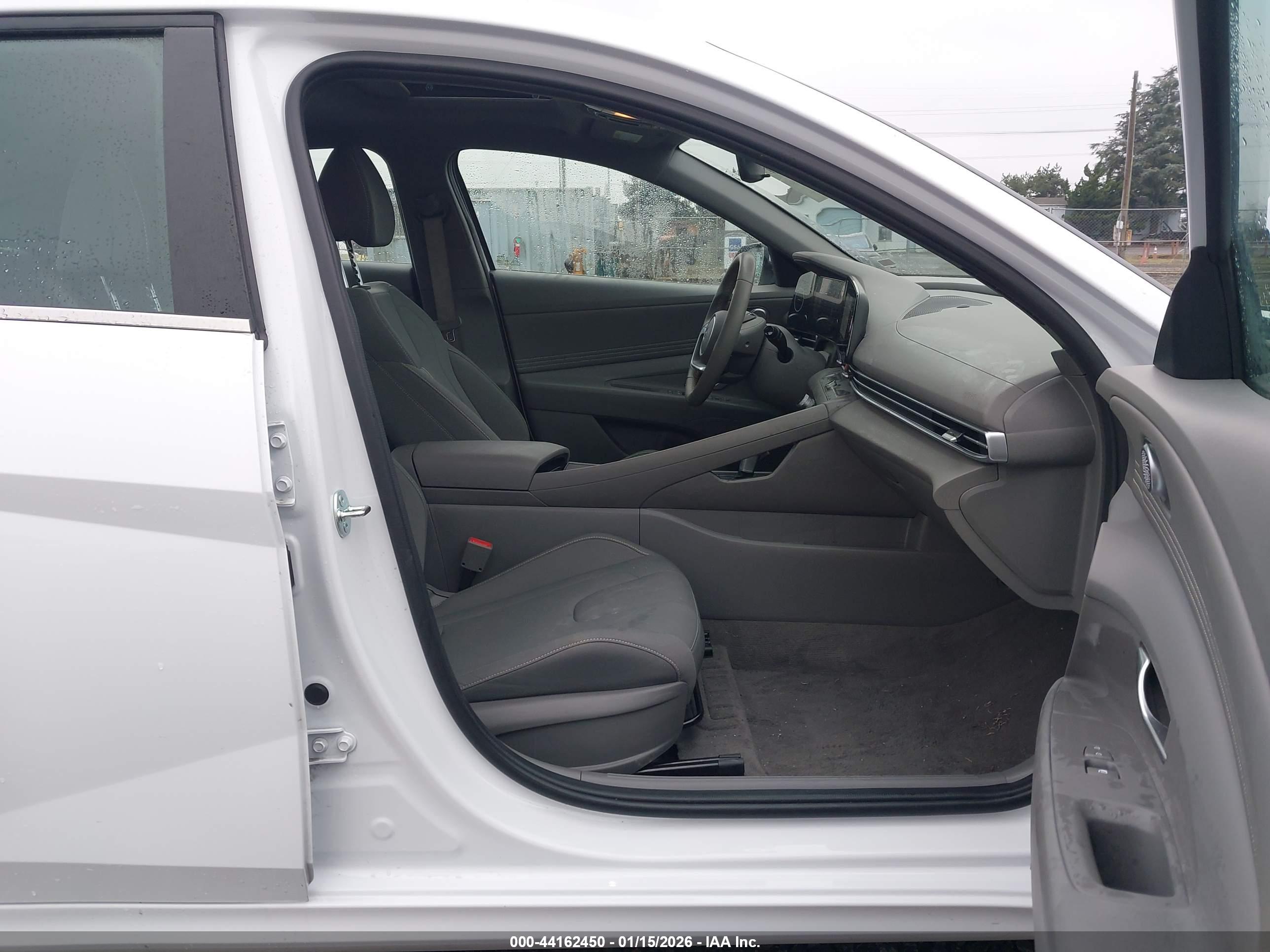 HYUNDAI ELANTRA image 5