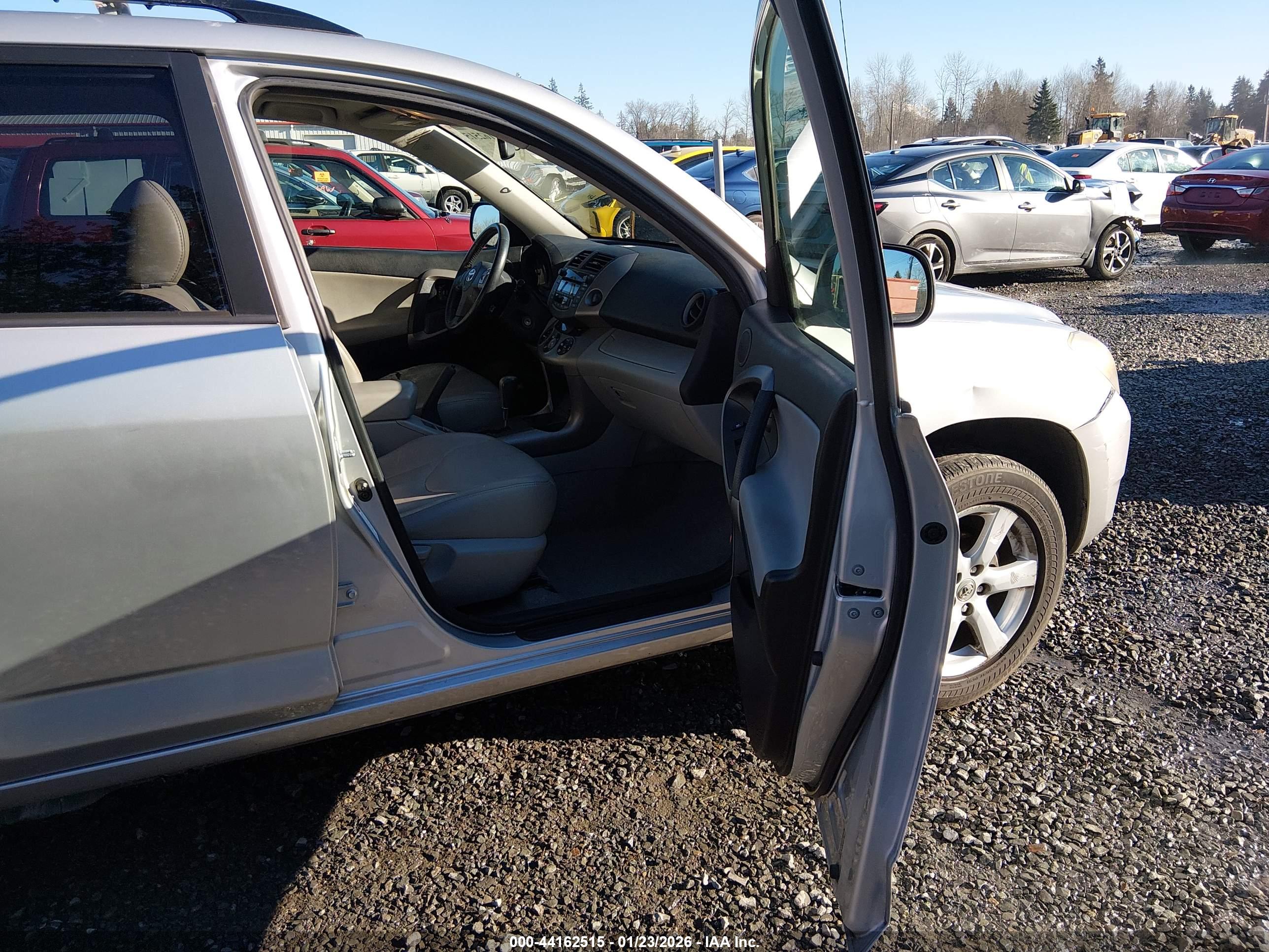 TOYOTA RAV4 image 5
