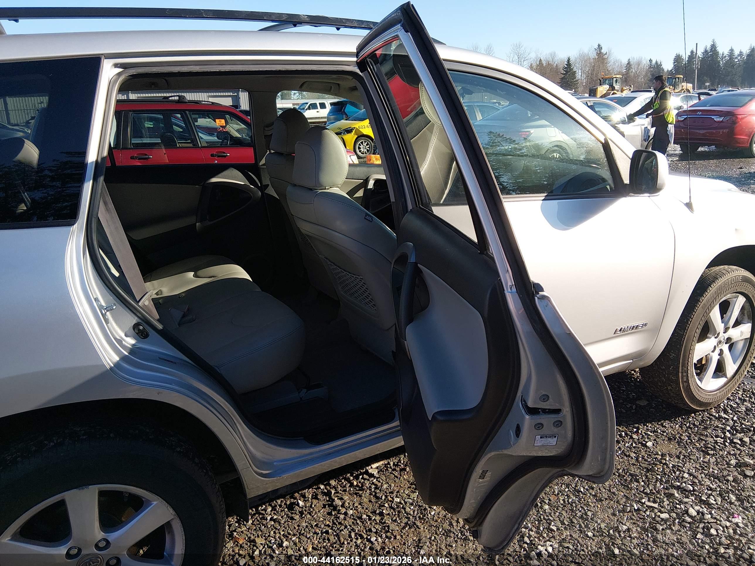 TOYOTA RAV4 image 8