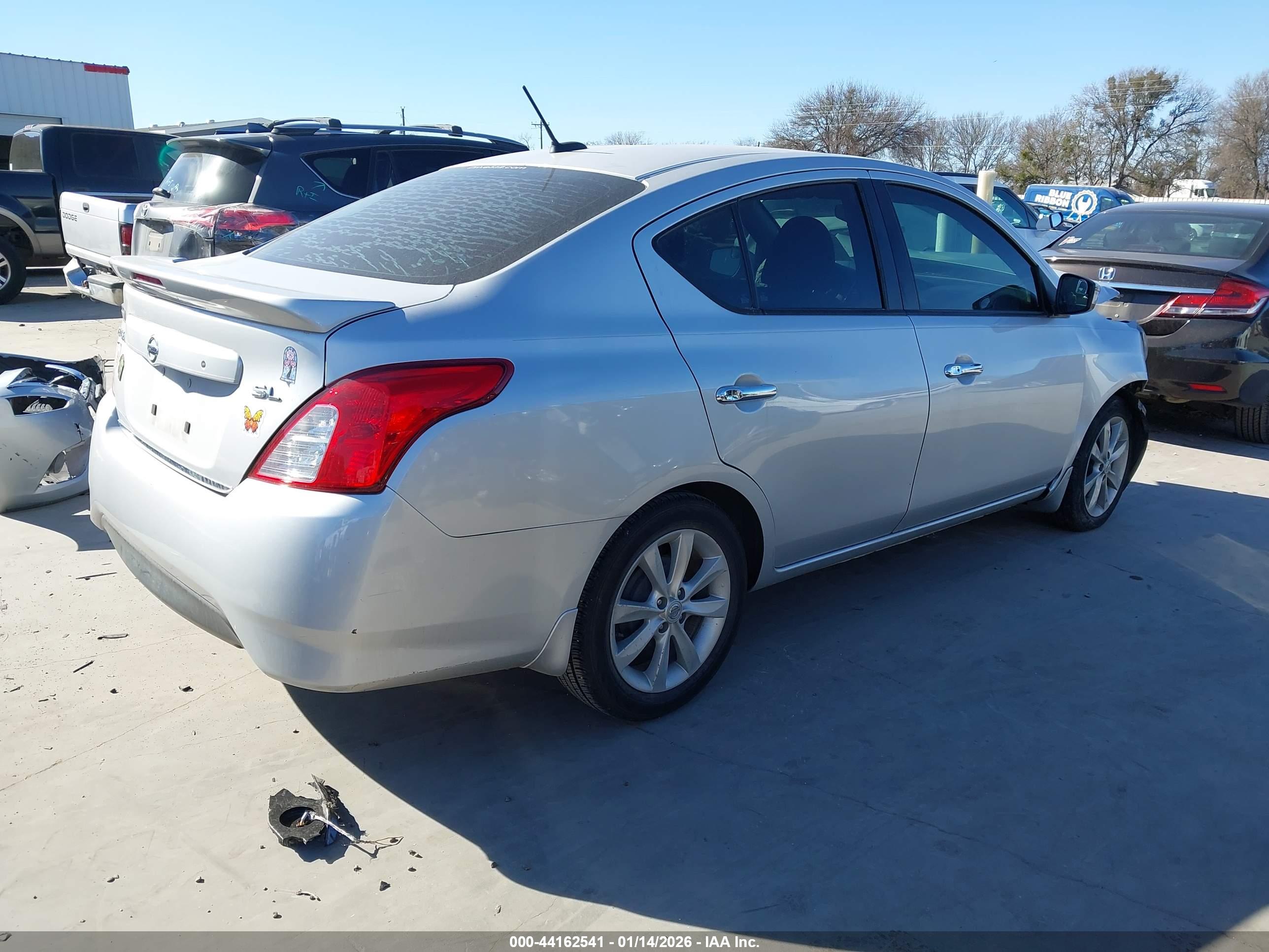 NISSAN VERSA image 4