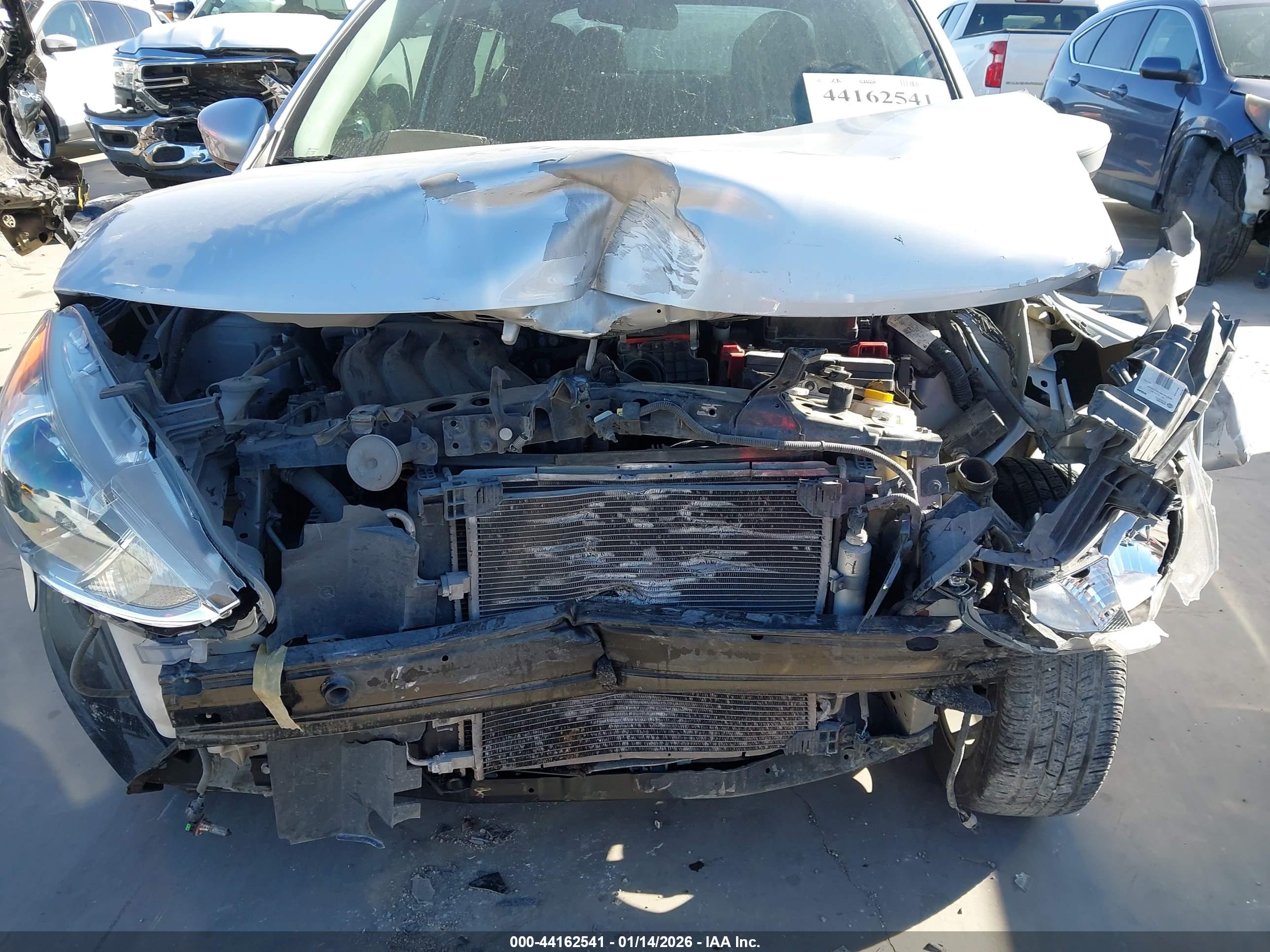NISSAN VERSA image 6