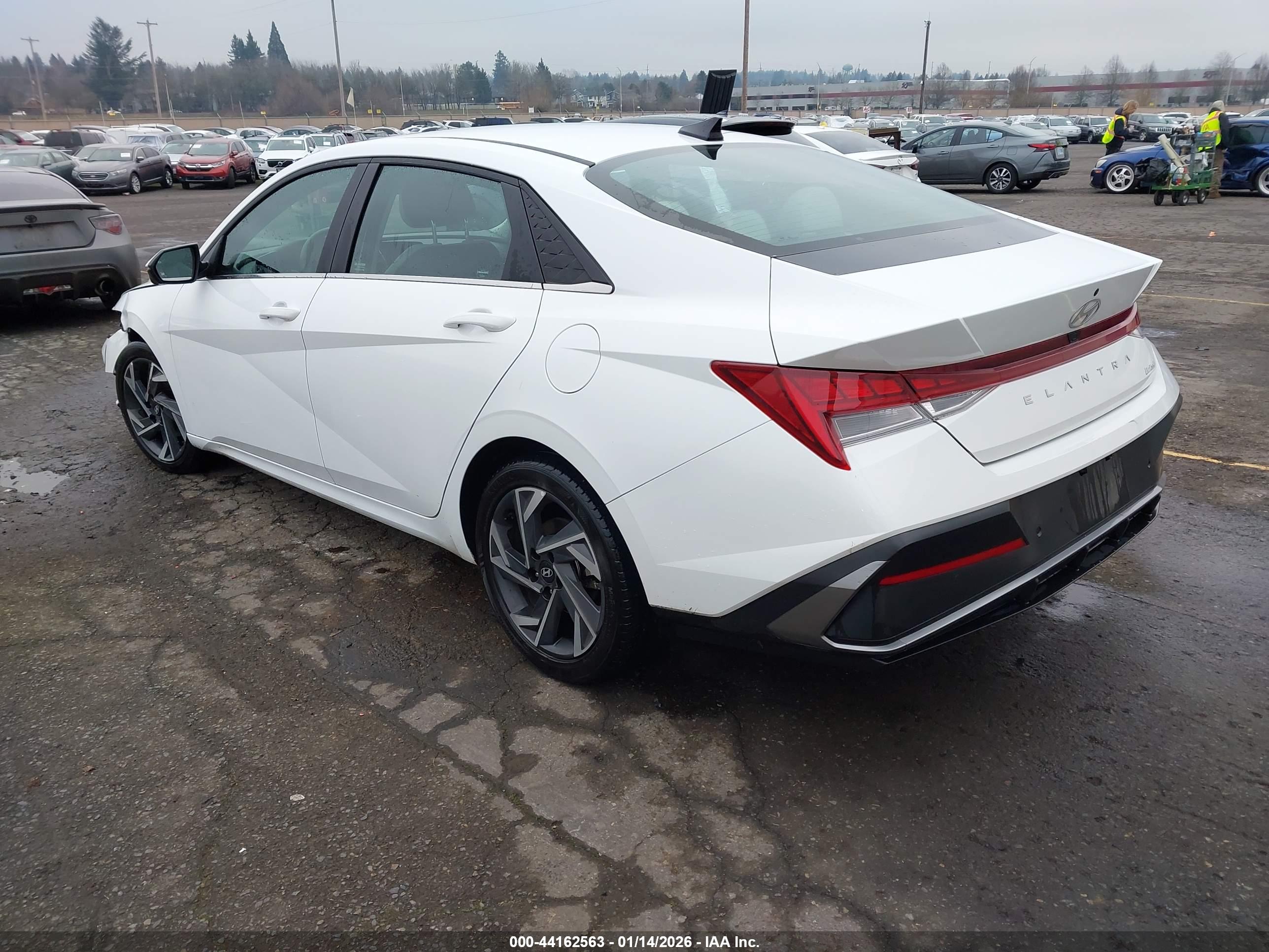 HYUNDAI ELANTRA image 3