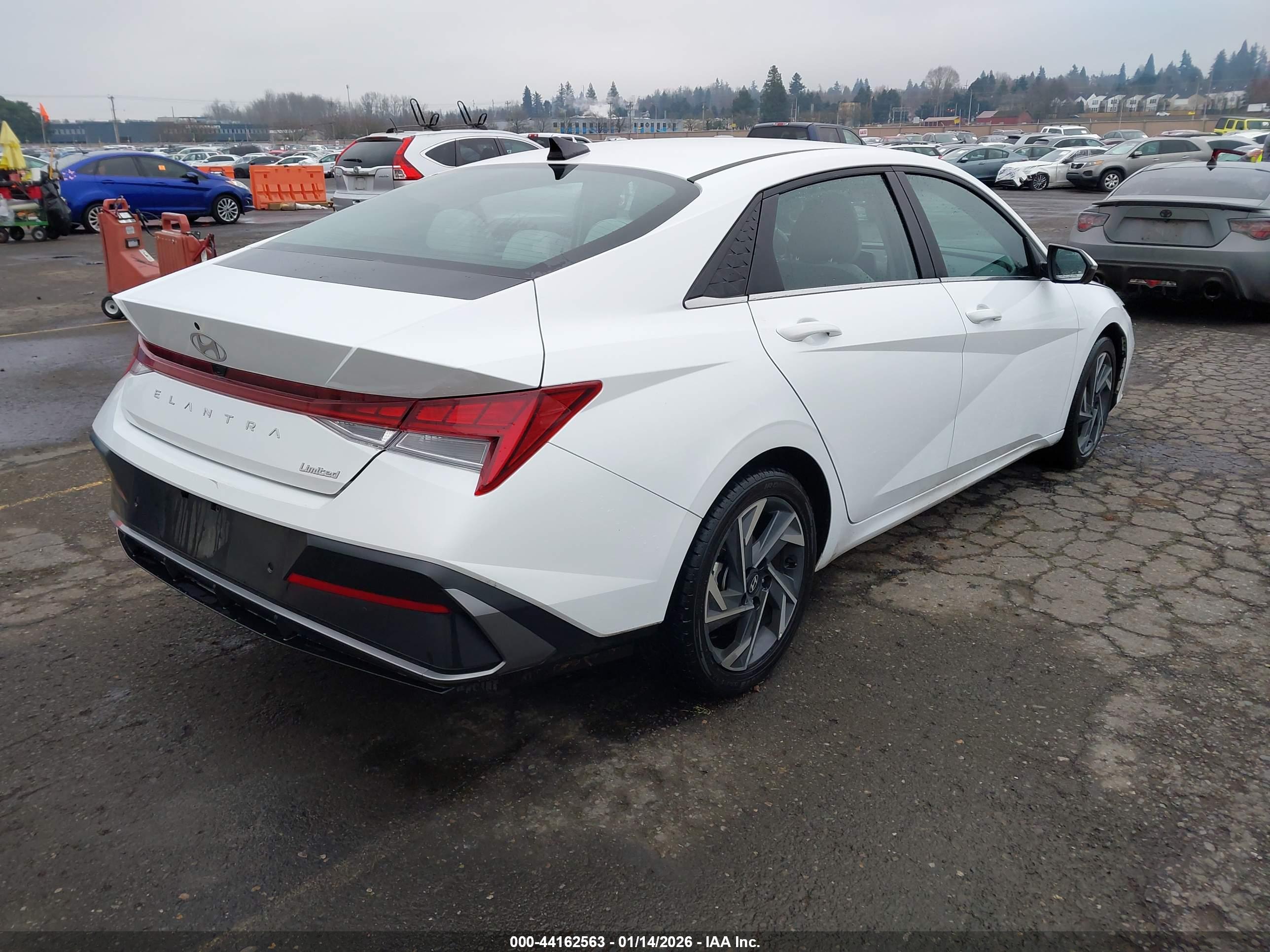 HYUNDAI ELANTRA image 4