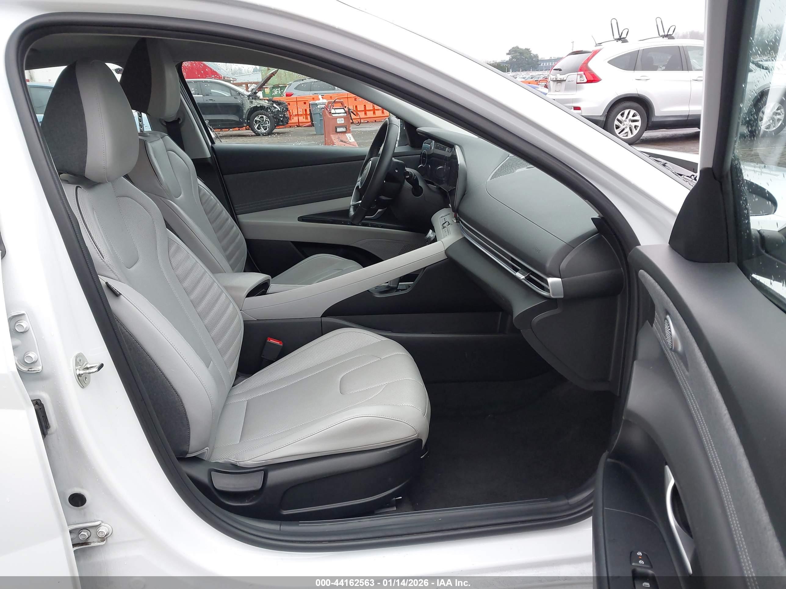 HYUNDAI ELANTRA image 5
