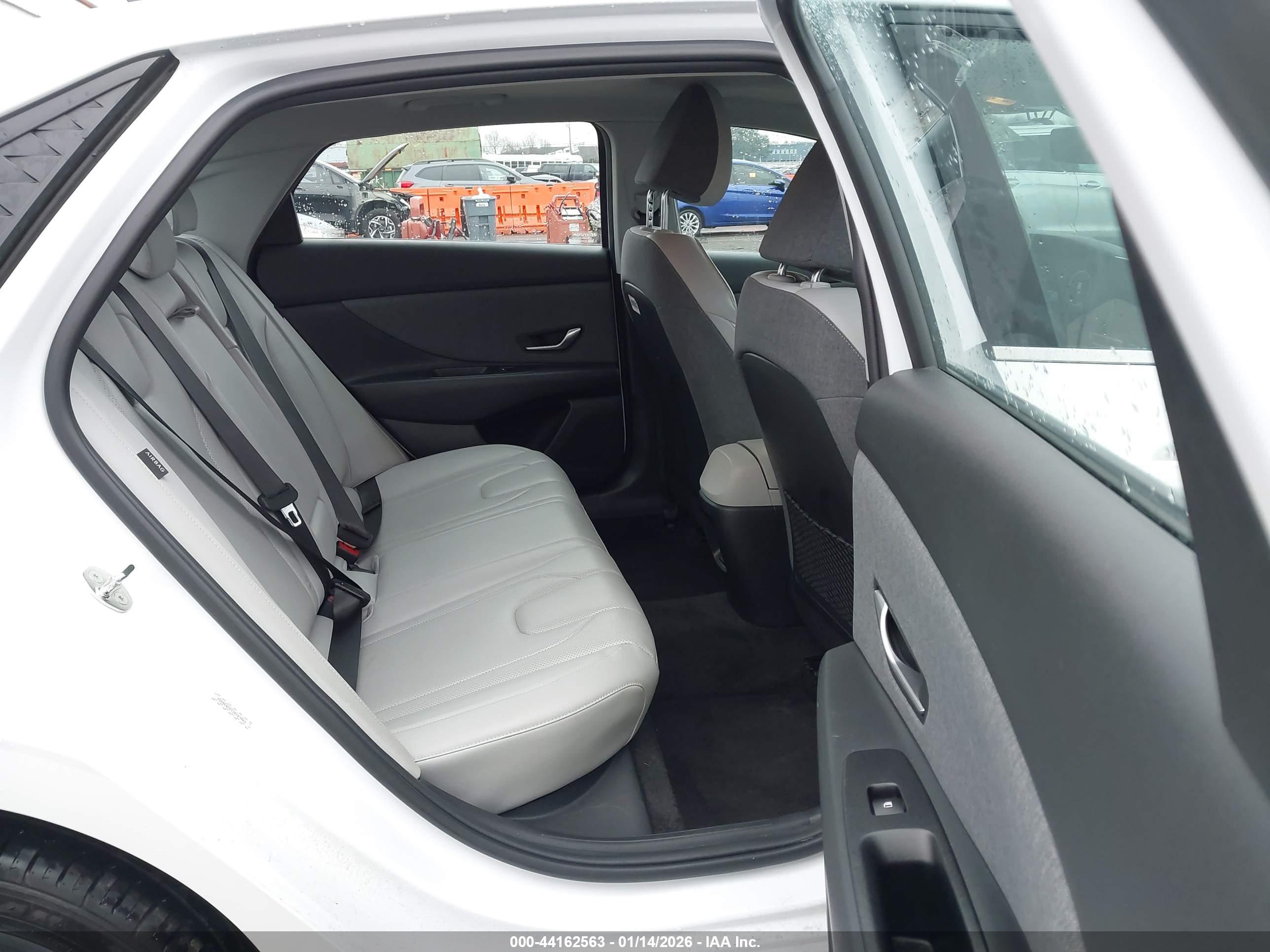 HYUNDAI ELANTRA image 8