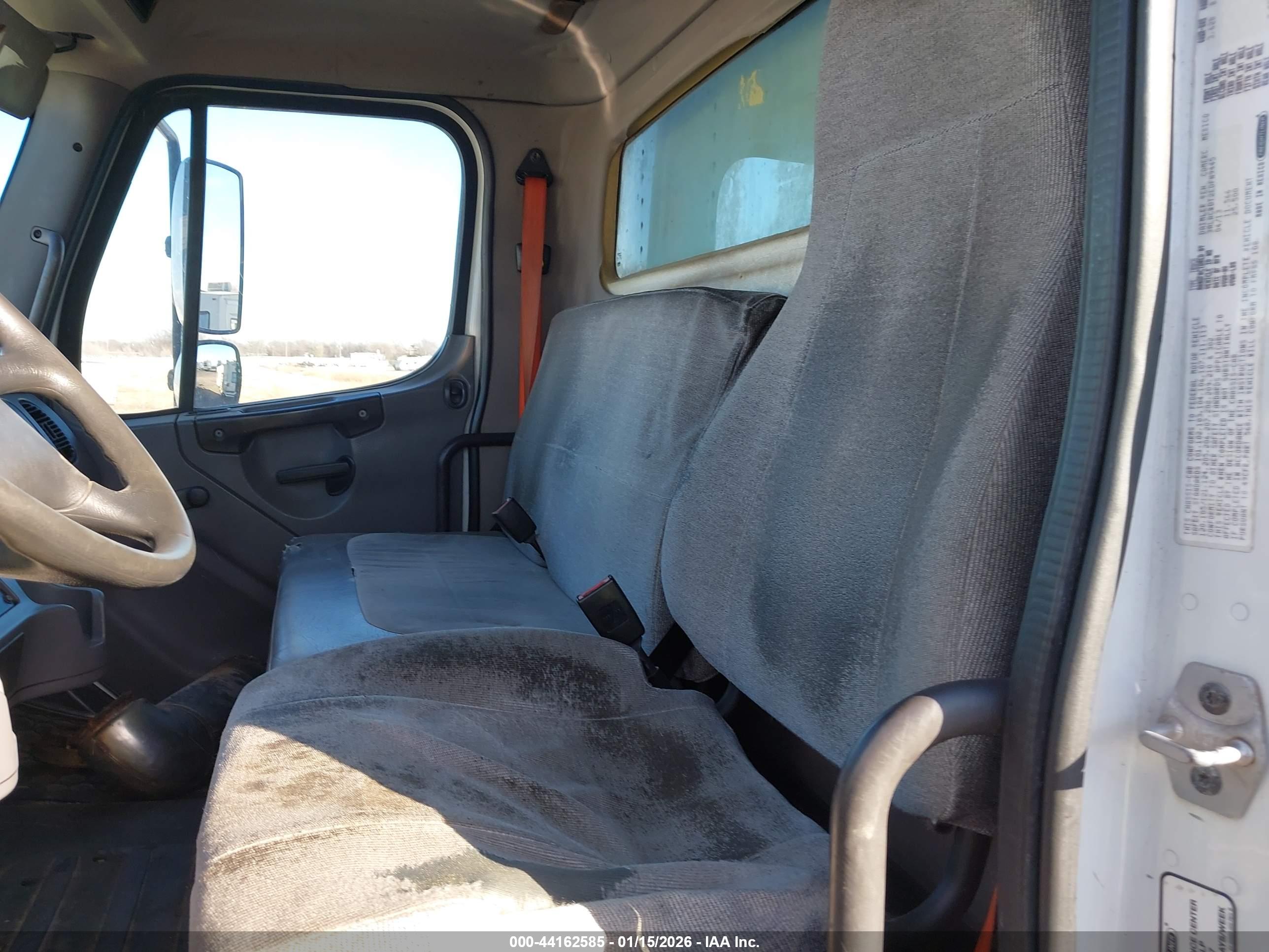FREIGHTLINER M2 image 7