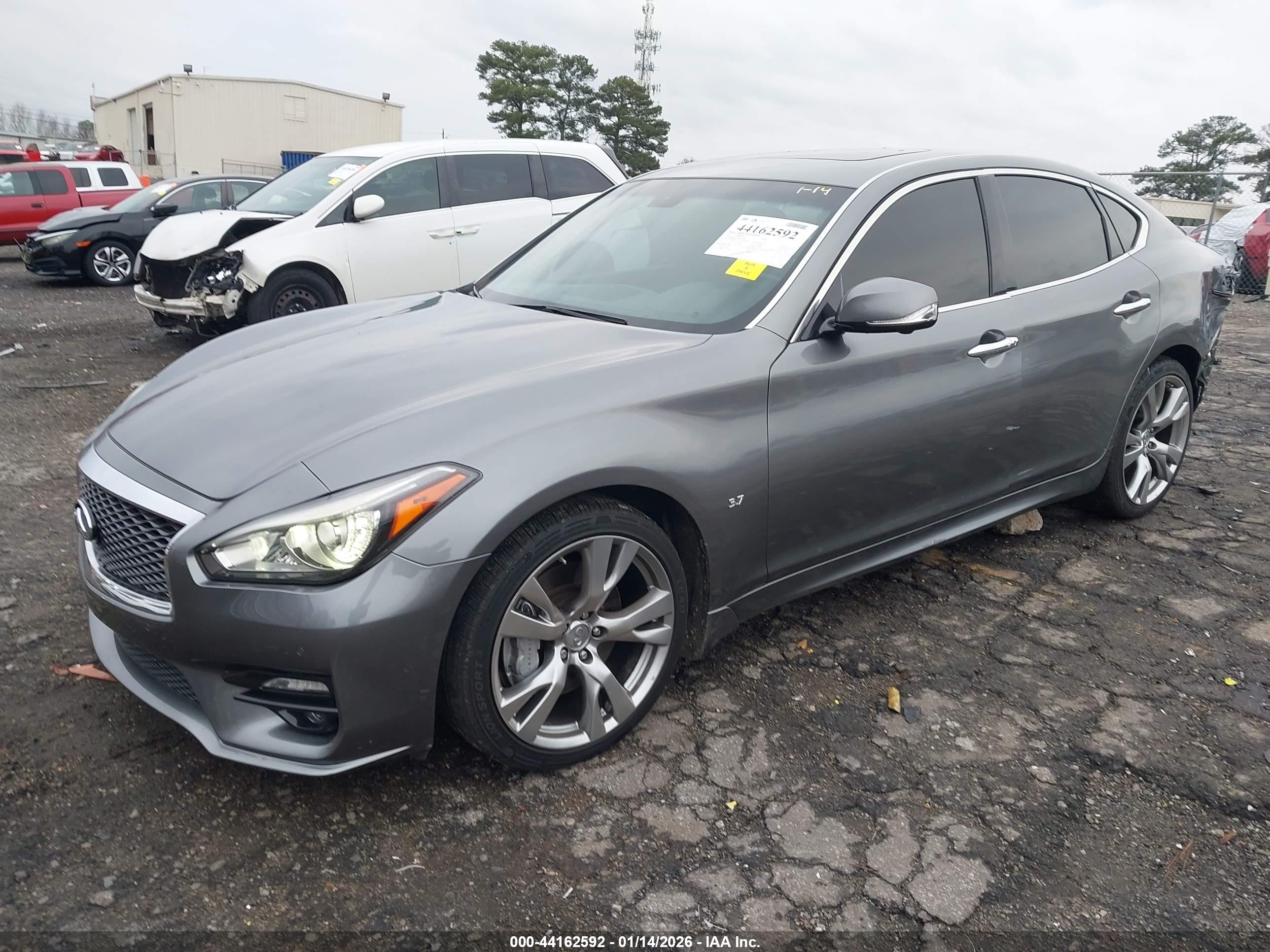 INFINITI Q70 image 2