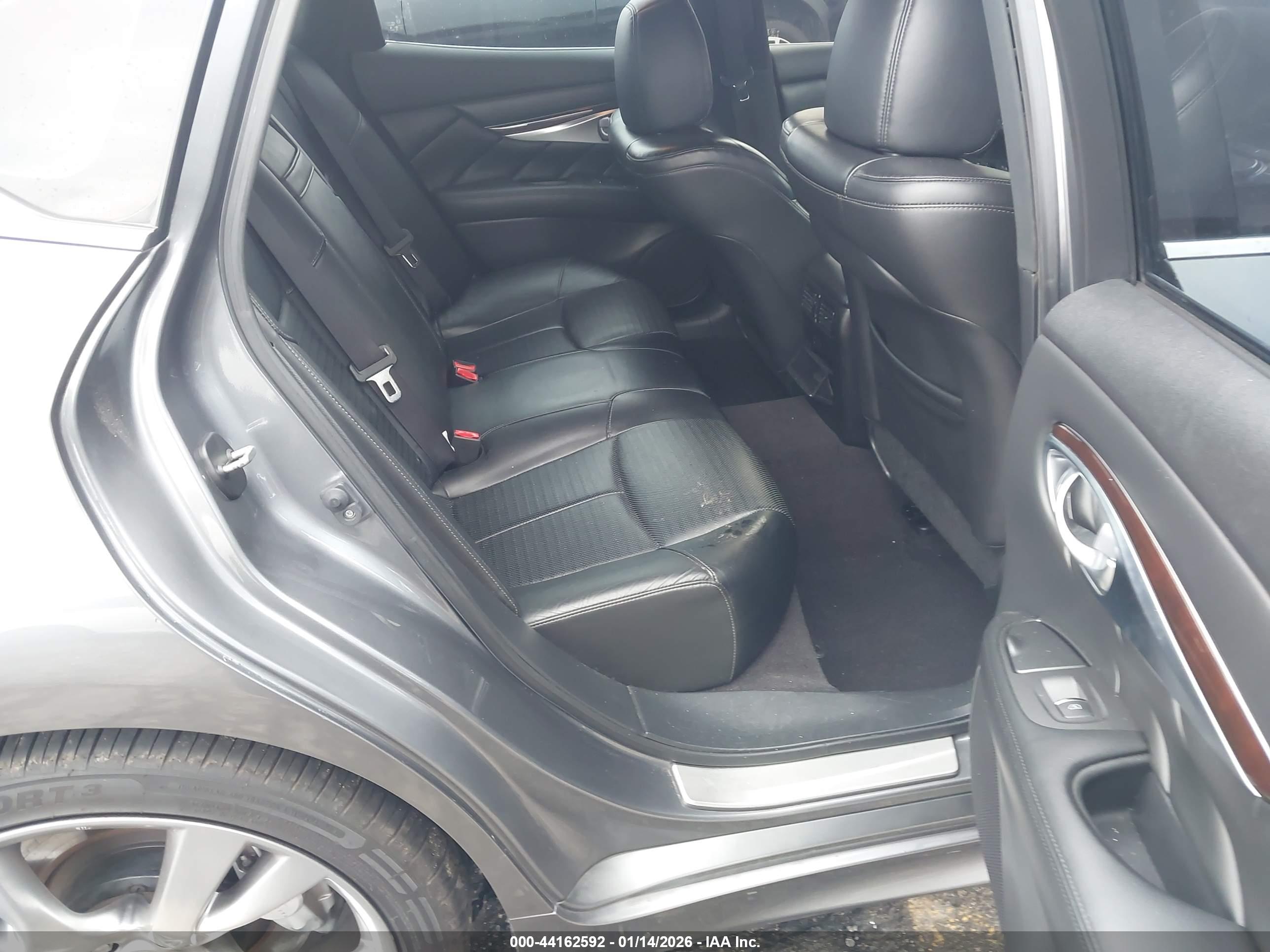 INFINITI Q70 image 8