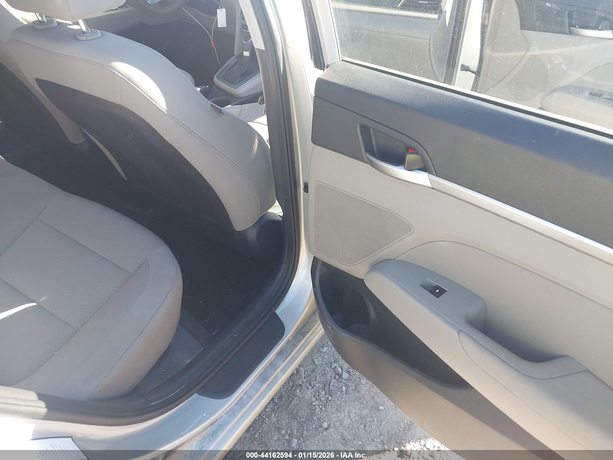 HYUNDAI ELANTRA image 8