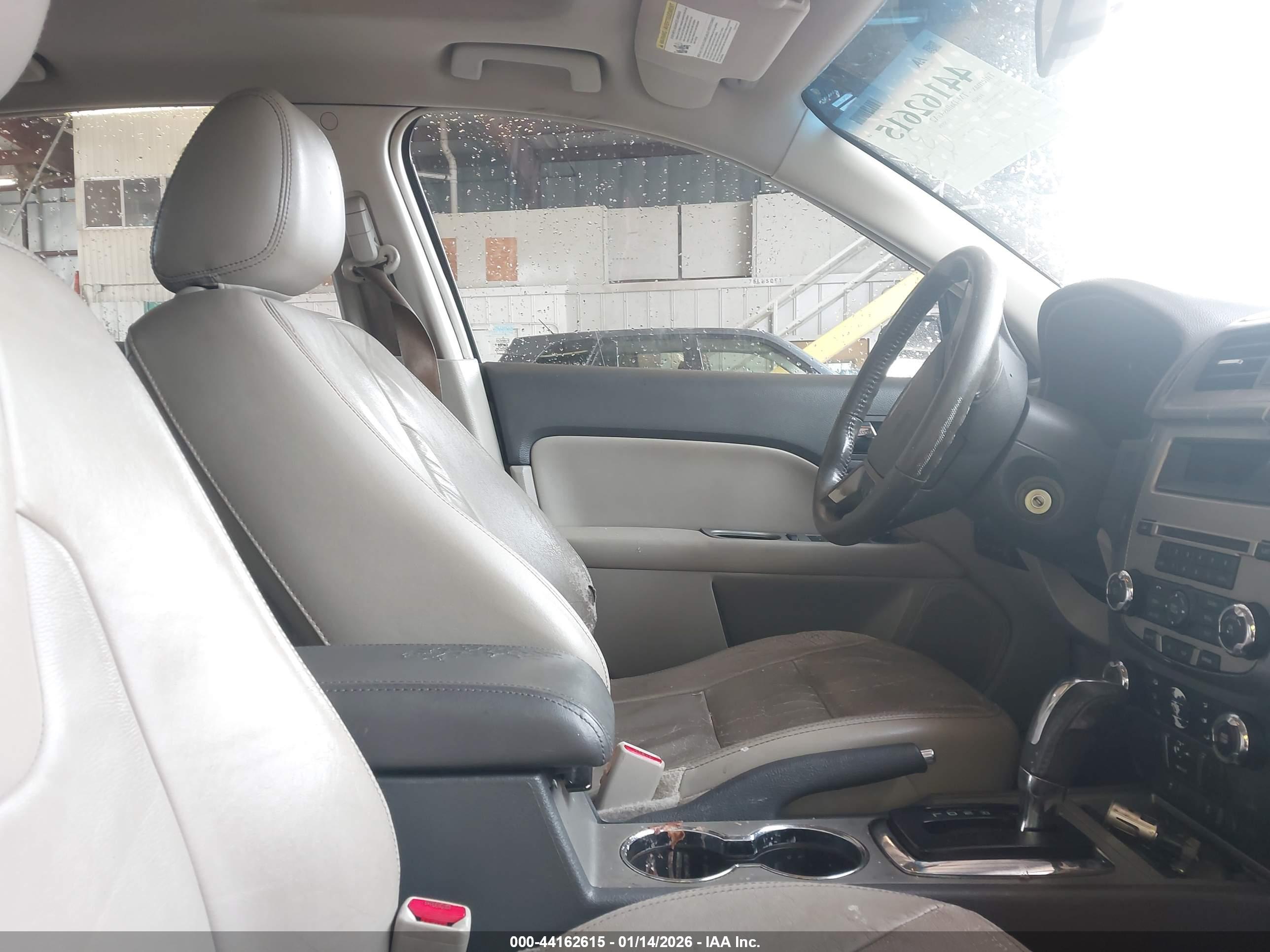 FORD FUSION image 5