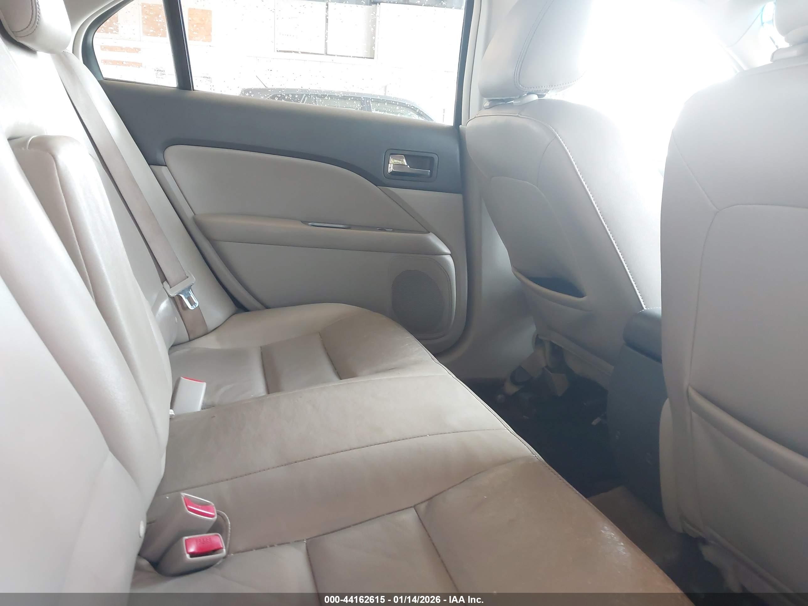 FORD FUSION image 8