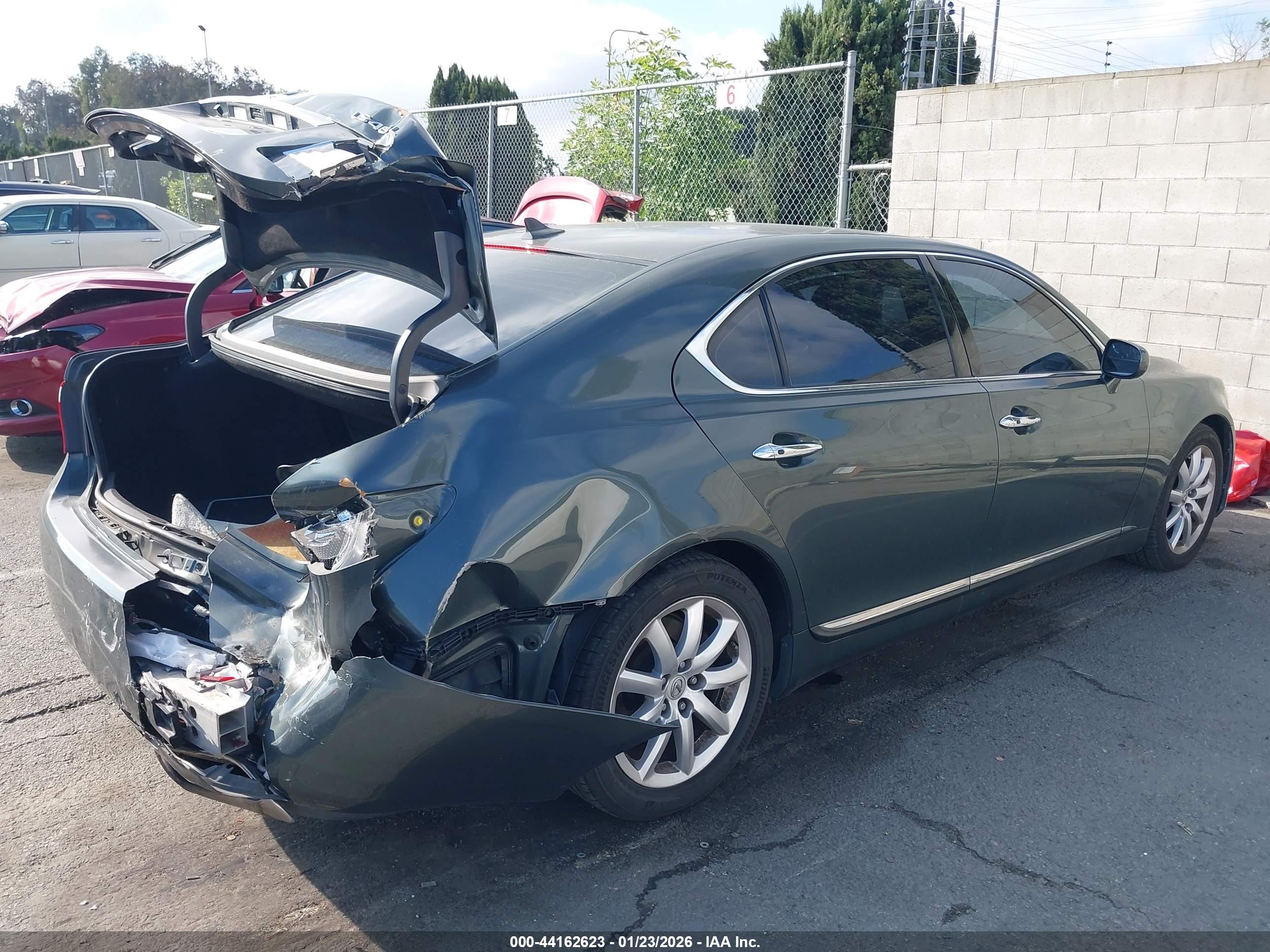 LEXUS LS image 4