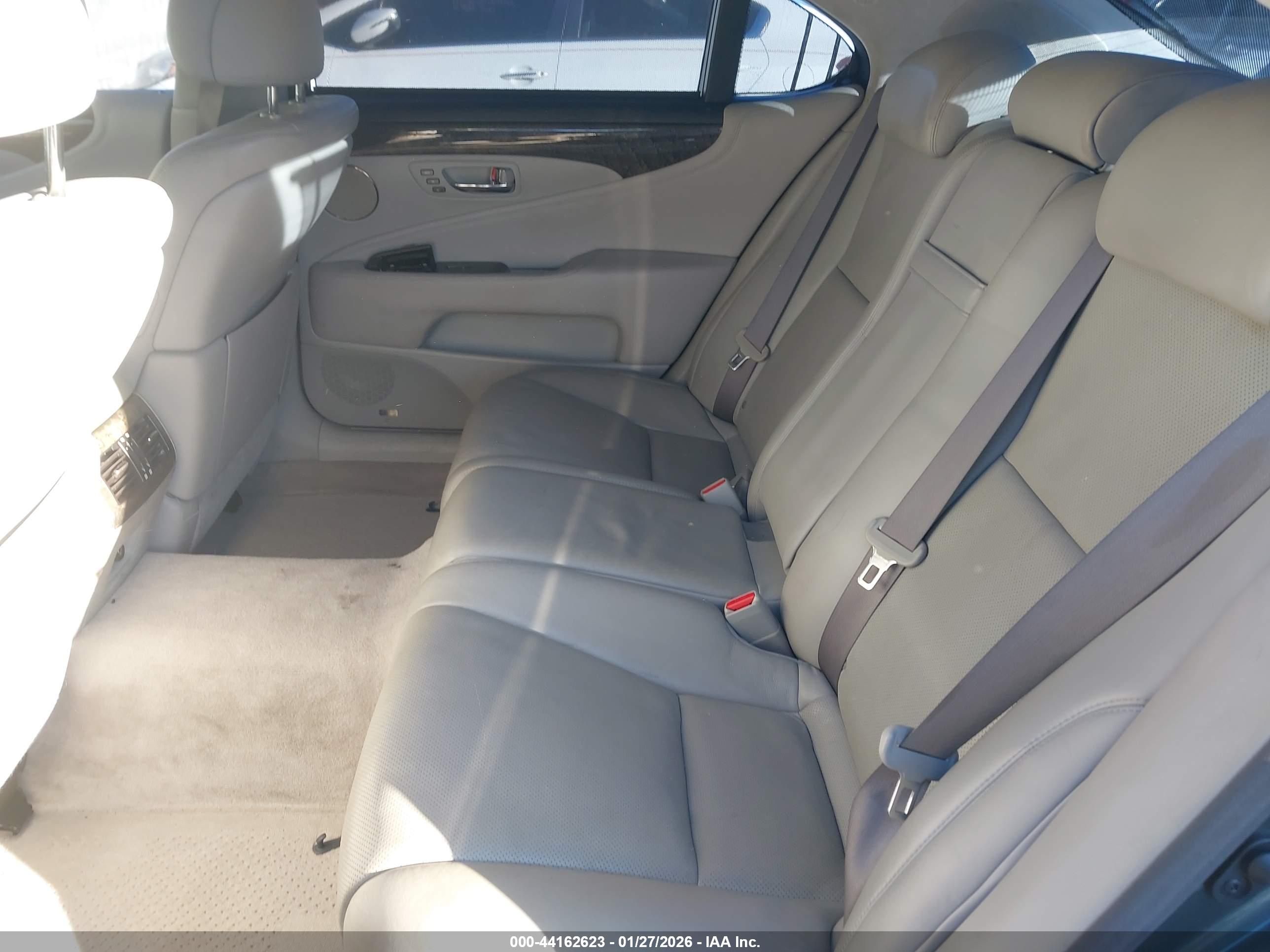 LEXUS LS image 8