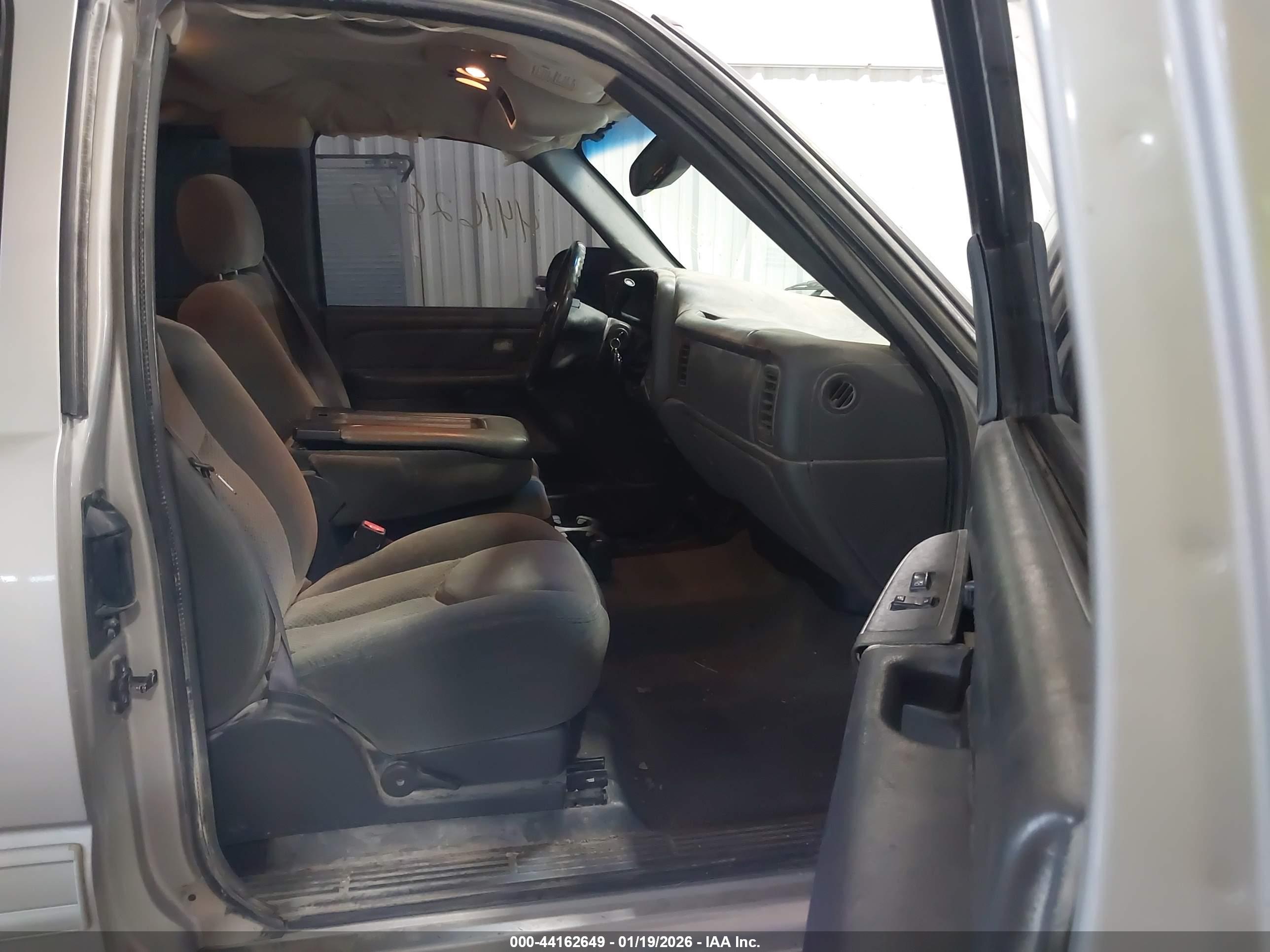 CHEVROLET SILVERADO image 5