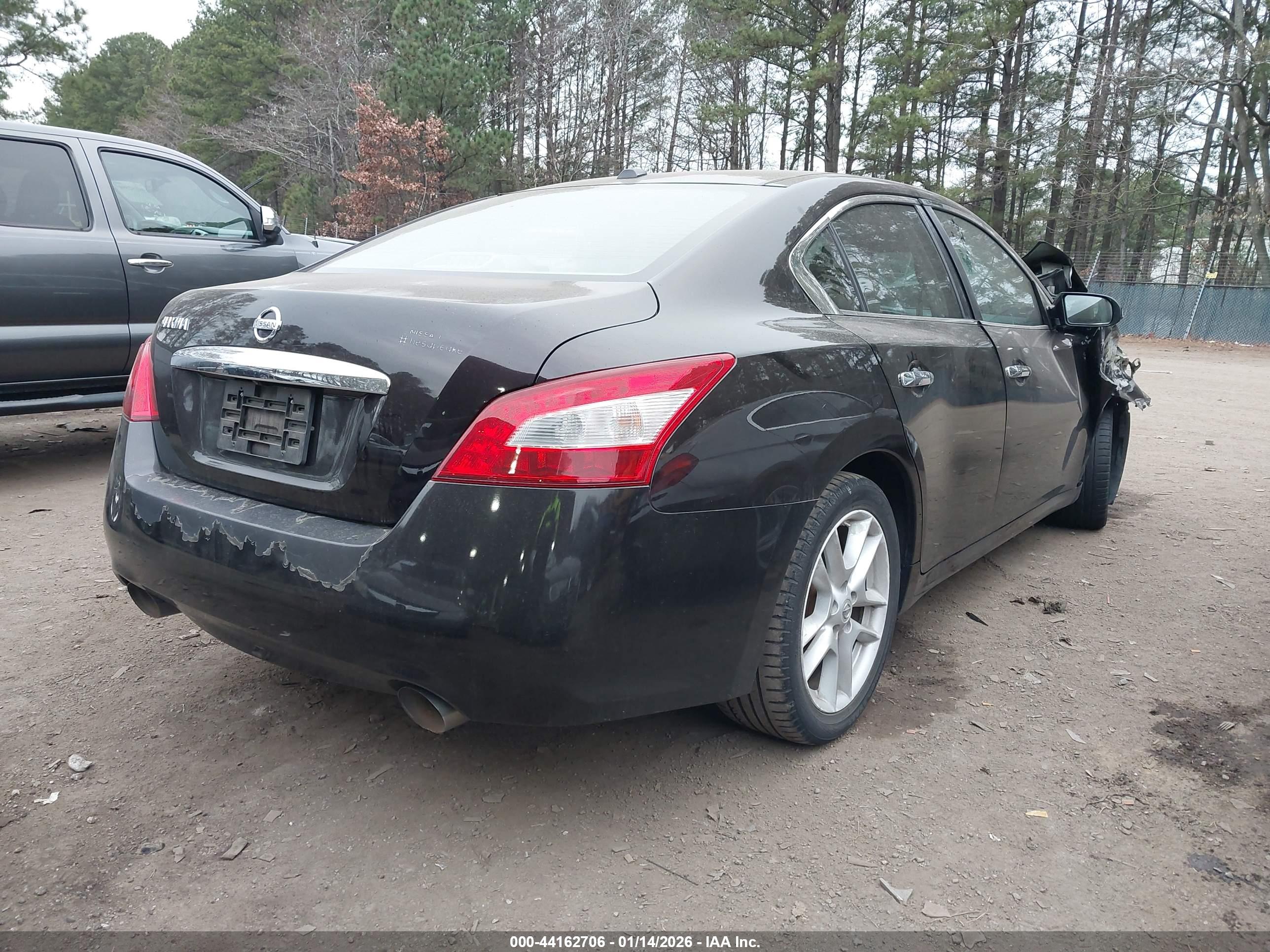 NISSAN MAXIMA image 4
