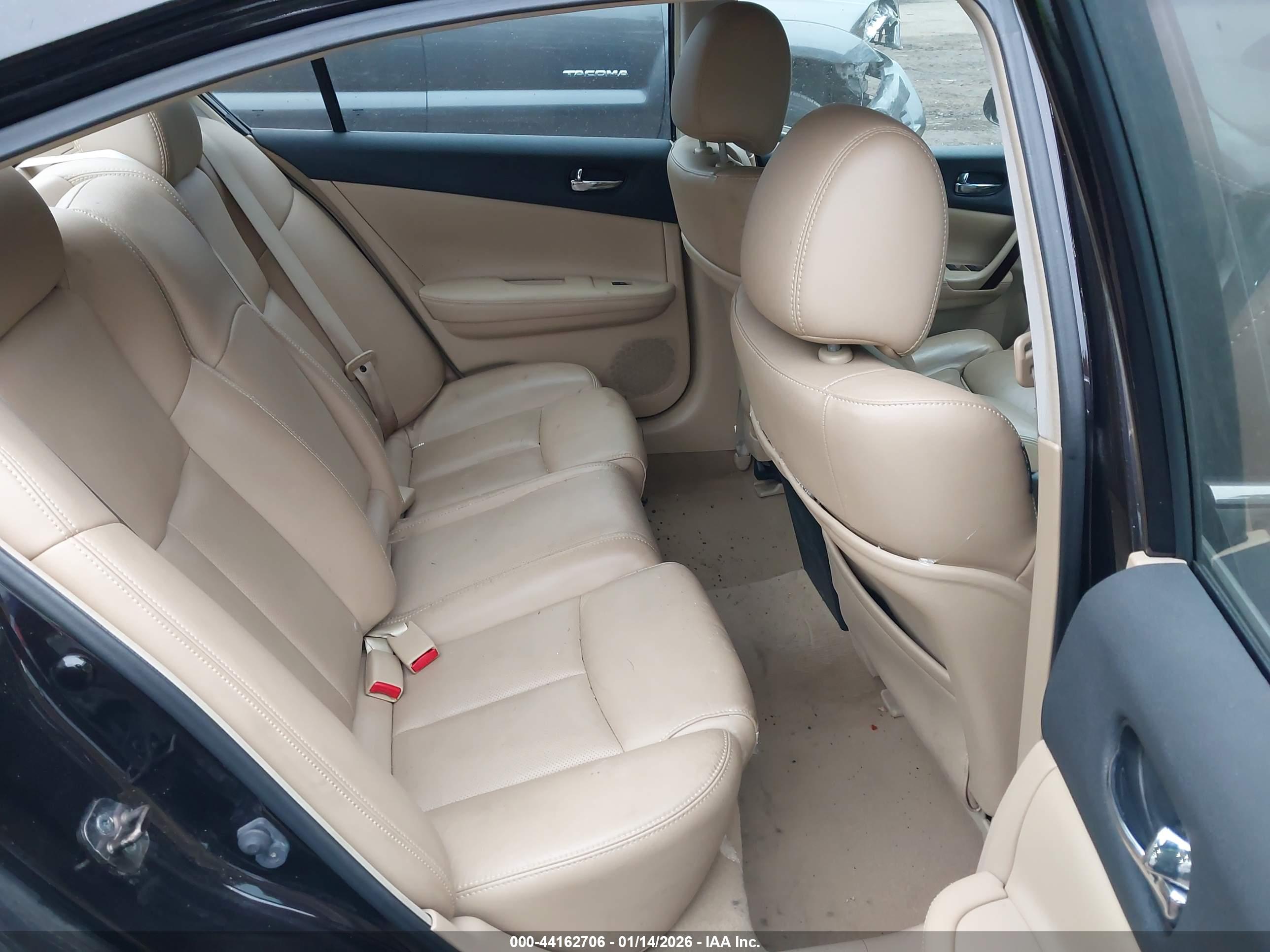 NISSAN MAXIMA image 8