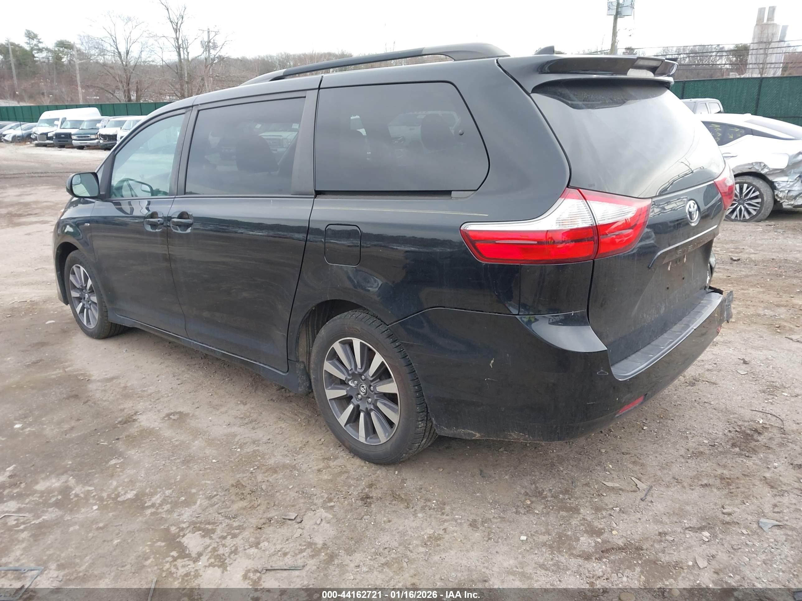 TOYOTA SIENNA image 3