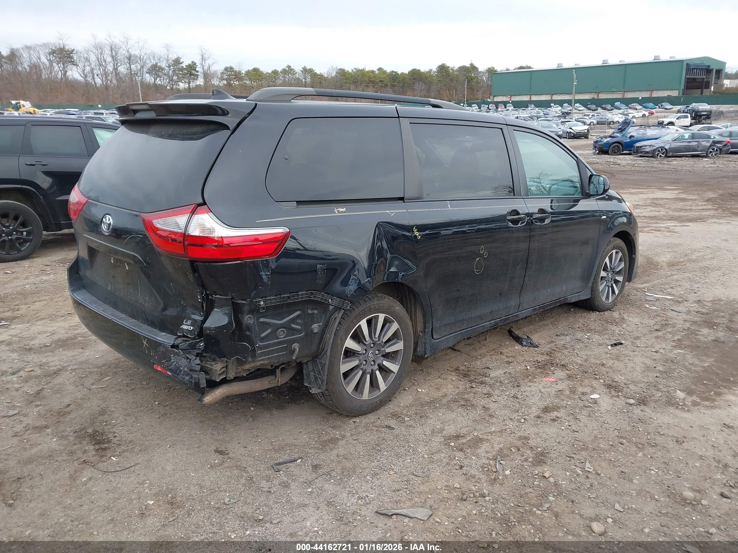 TOYOTA SIENNA image 4