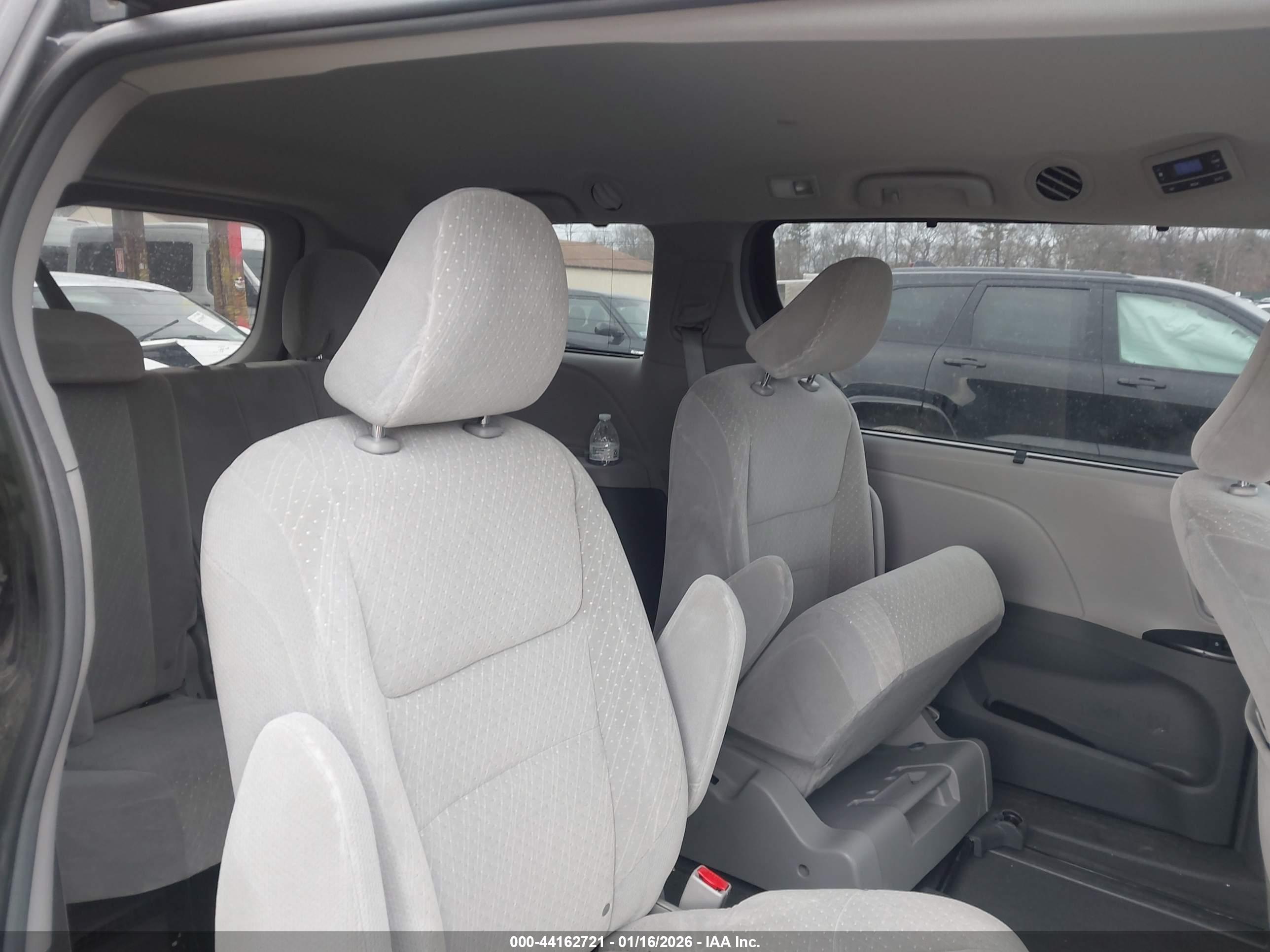 TOYOTA SIENNA image 8