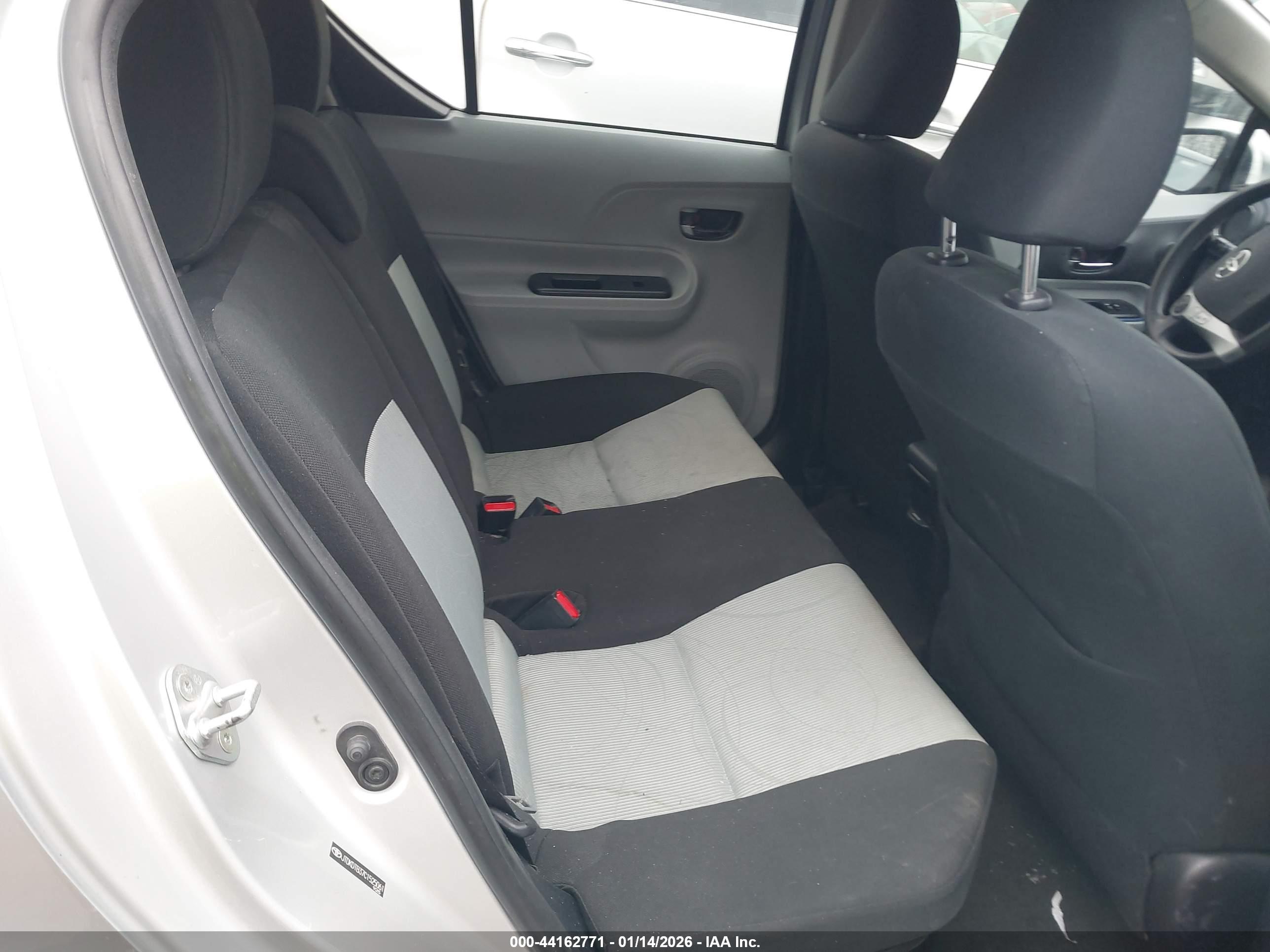TOYOTA PRIUS image 8